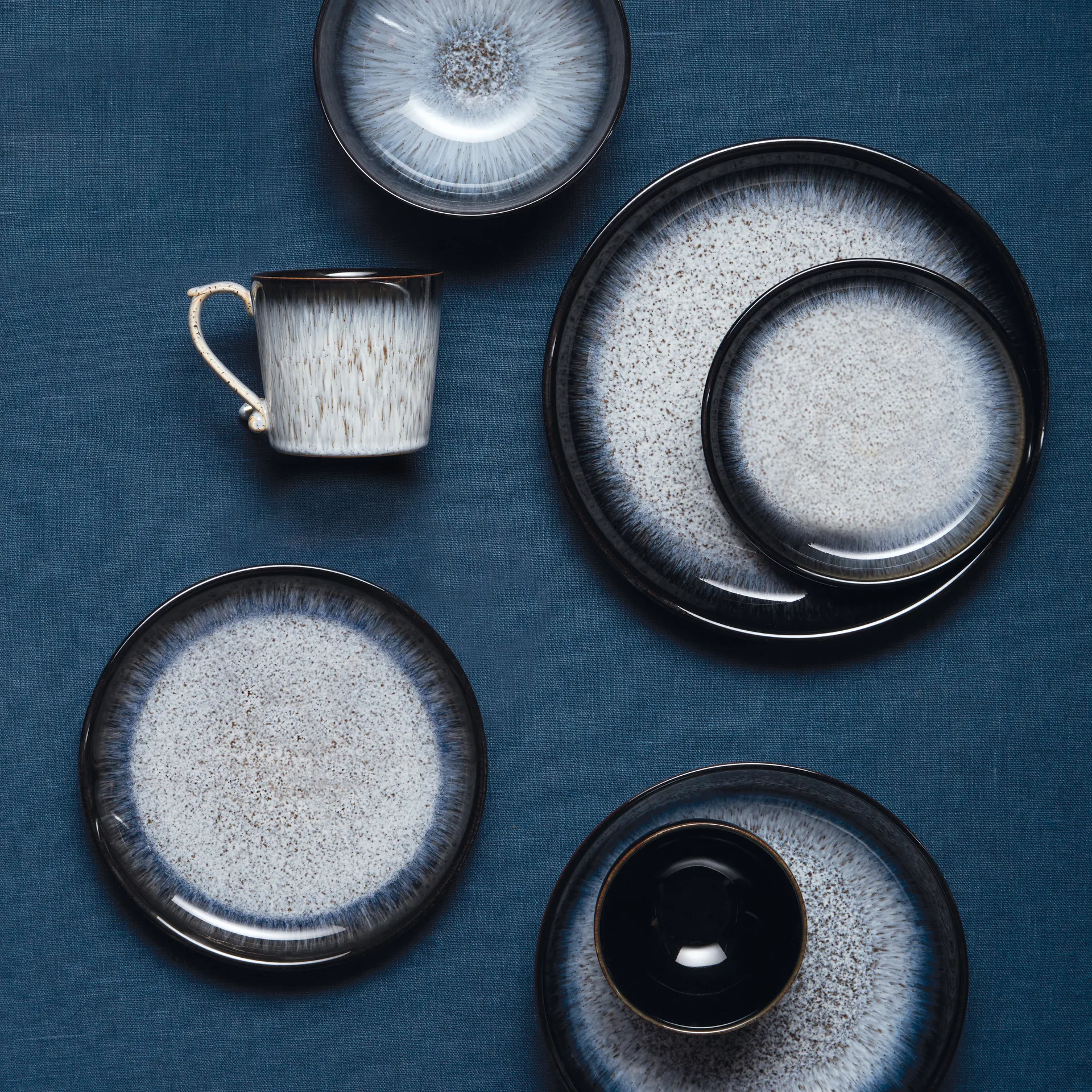 Μικρό ρηχό πιάτο Halo 21 εκ, μπλε-γκρι-μαύρο Denby