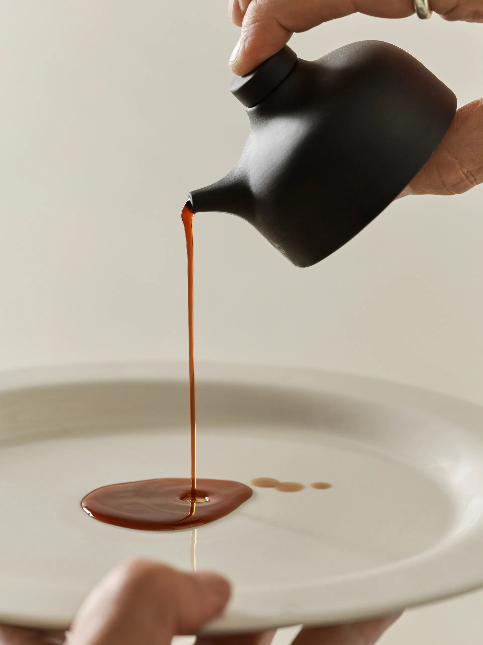 Sand μπουκάλι για σως σόγιας 12 cl, Μαύρος πηλός Design House Stockholm