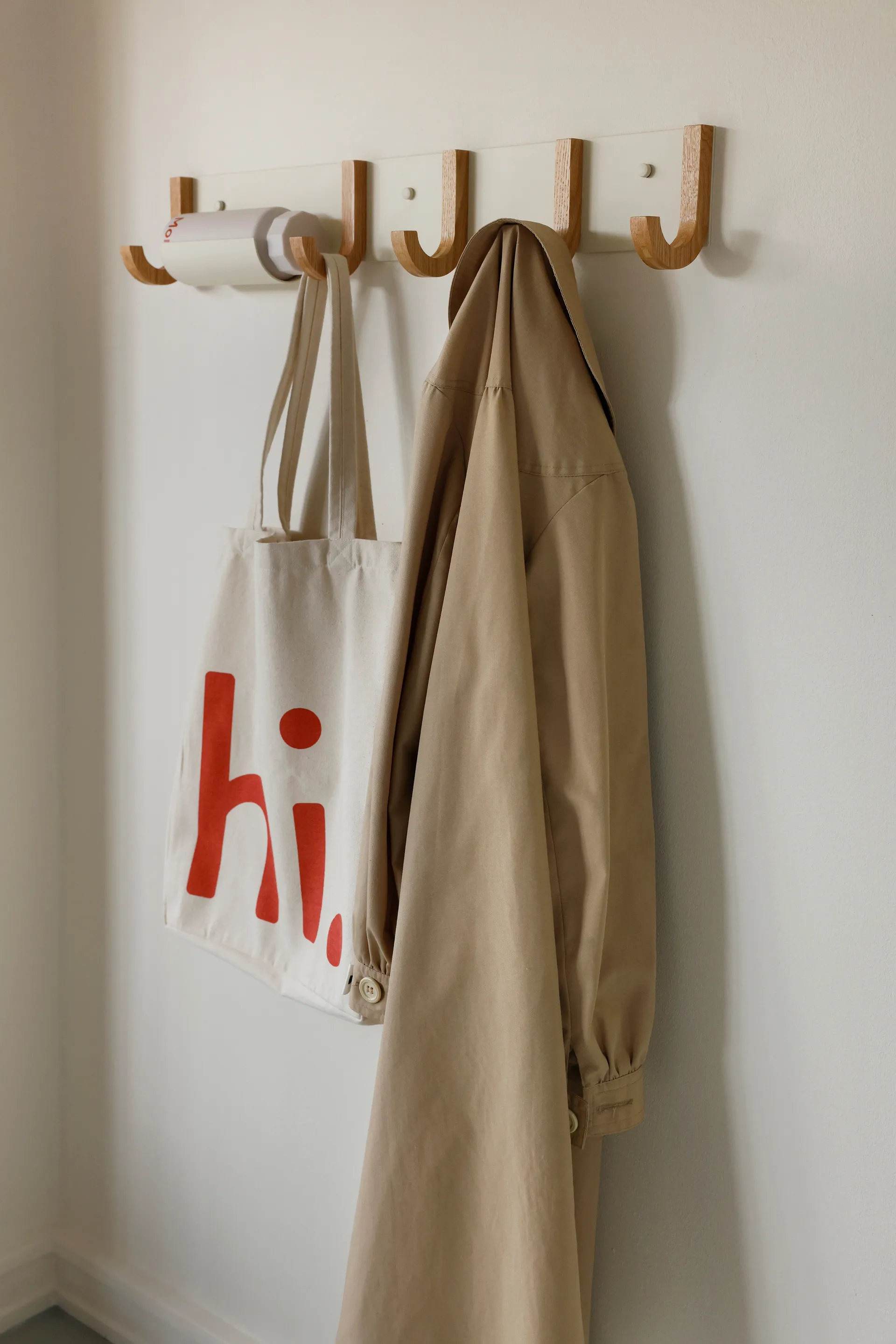 Κρεμάστρα Jay 5 γάντζους για ρούχα, Creamweiss-ek Design Letters