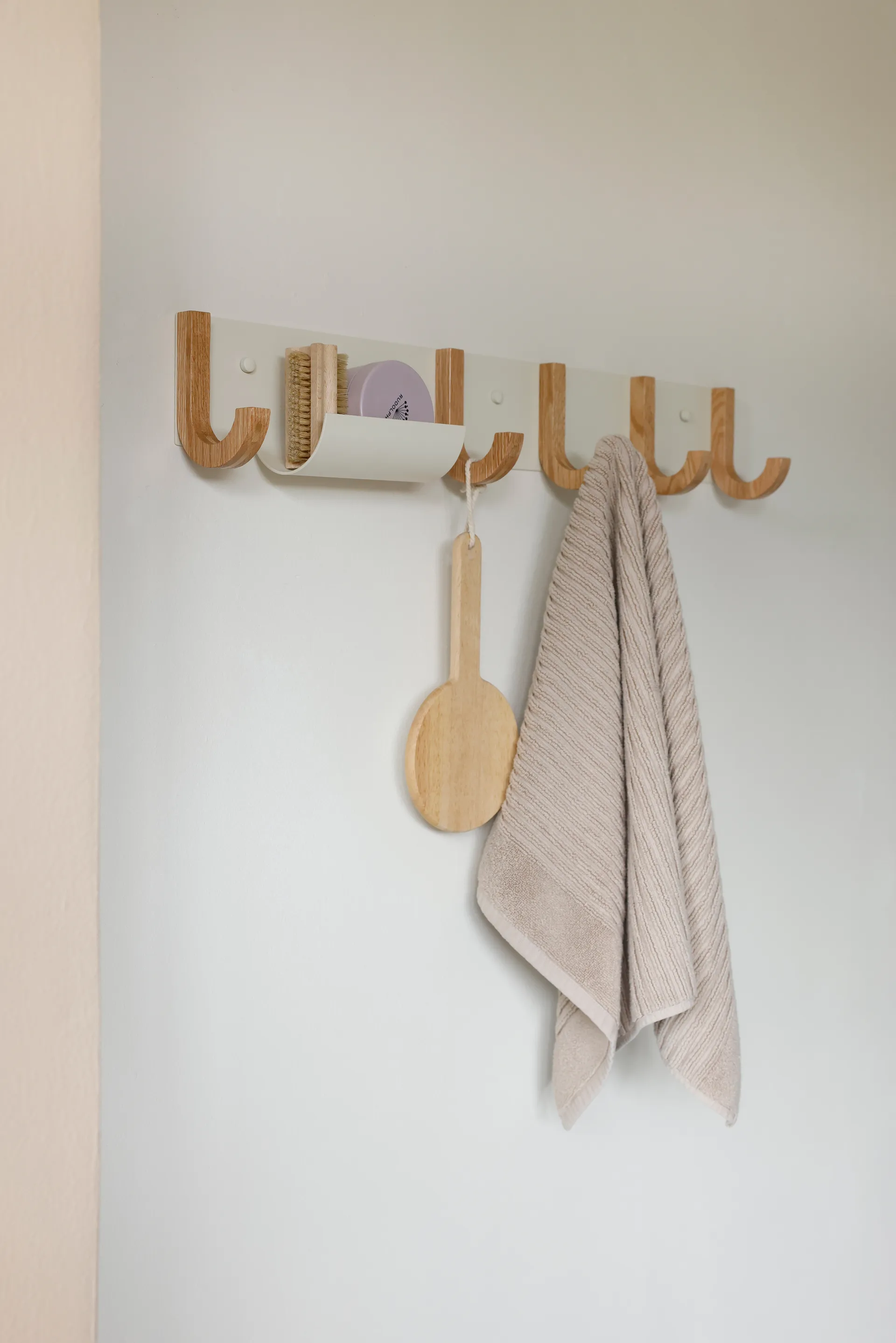 Κρεμάστρα Jay 5 γάντζους για ρούχα, Creamweiss-ek Design Letters