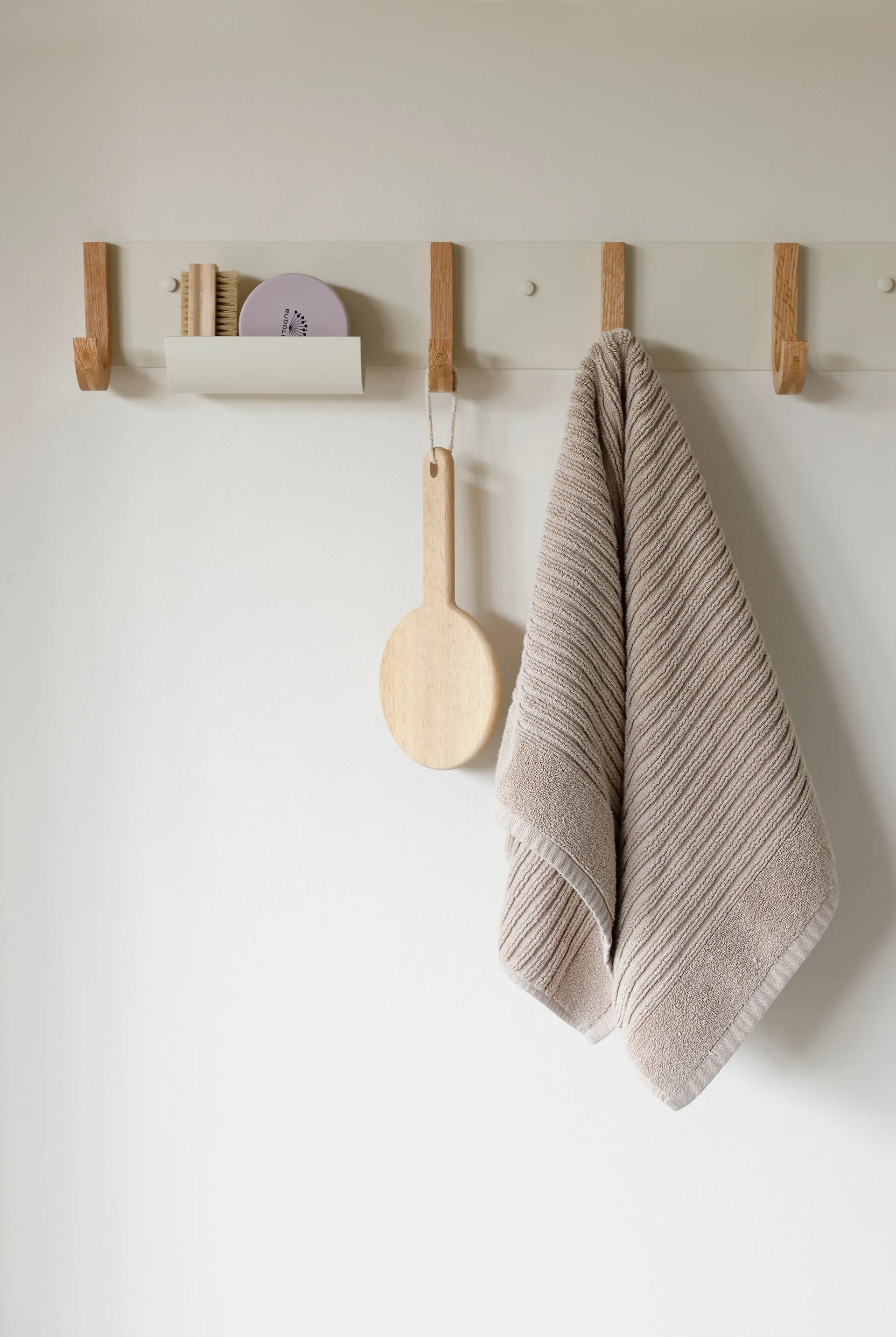 Κρεμάστρα Jay 5 γάντζους για ρούχα, Creamweiss-ek Design Letters