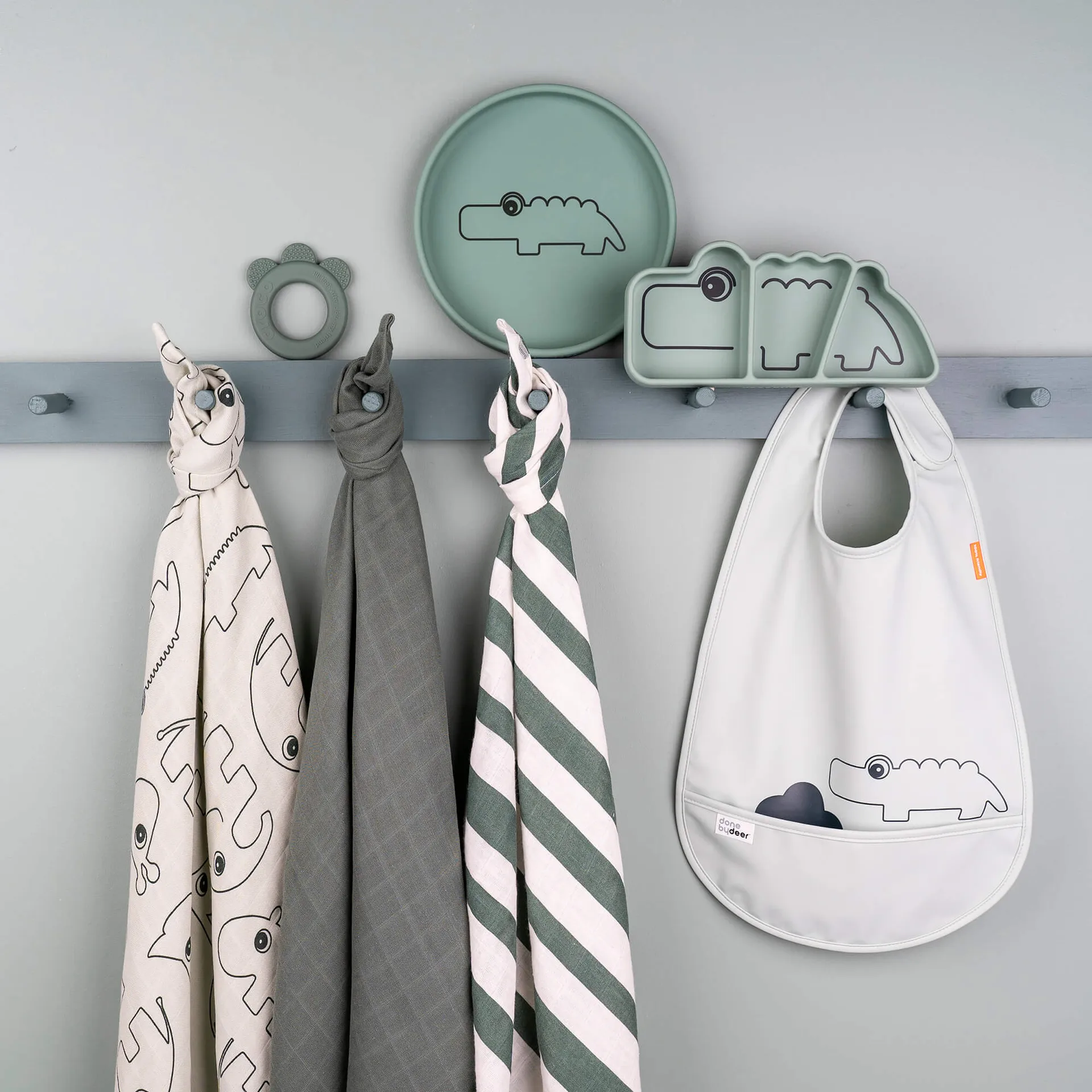 Παιδικό πιάτο Croco Stick&Stay 9x21 εκ, Green Done by deer