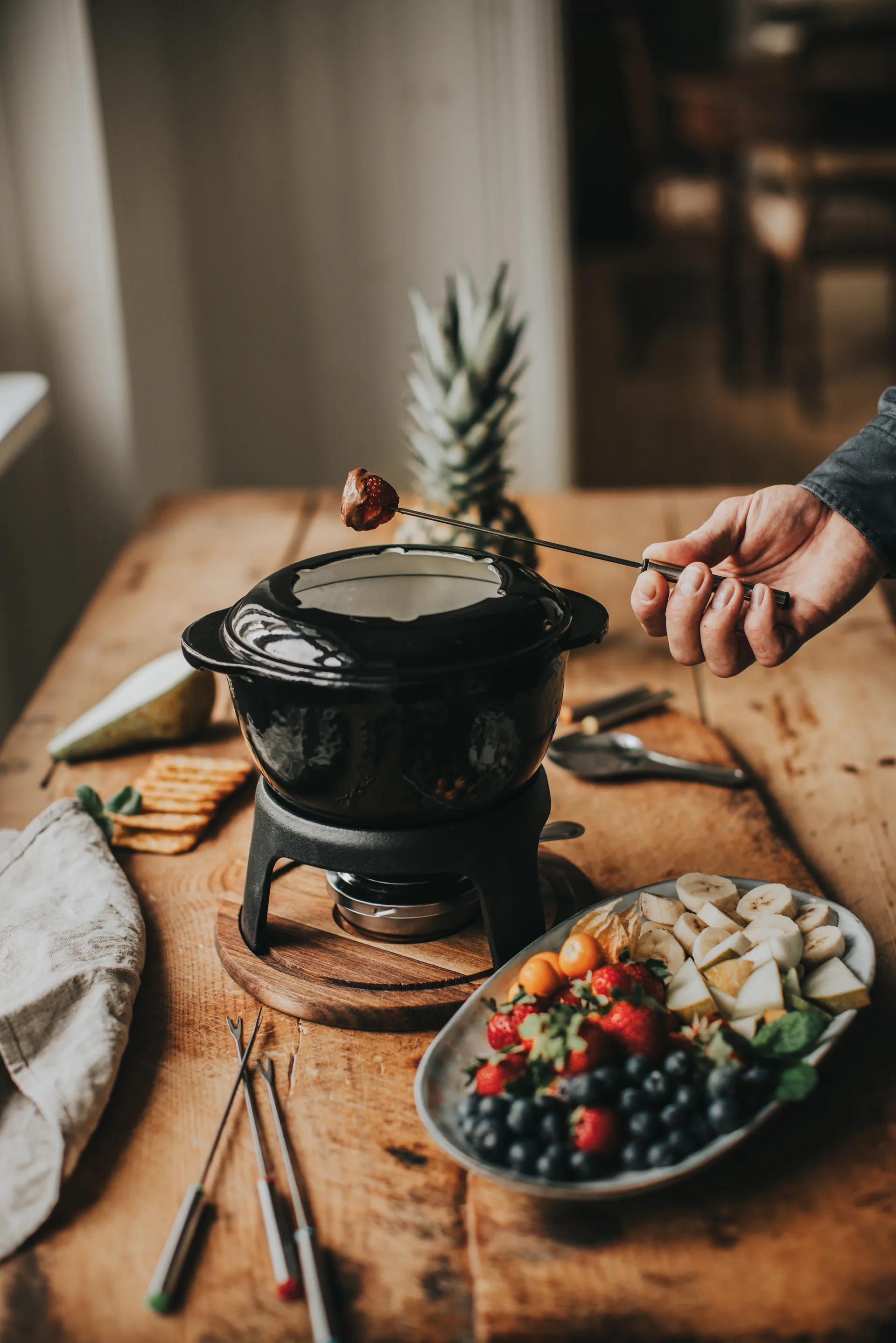 Foni Fondue χυτοσίδηρο εμαγιέ 21×18,4×9,8 cm, Μαύρο-ακακία ξύλινη πλάκα Dorre