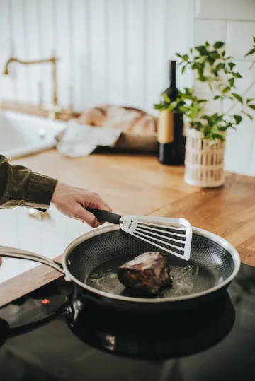 Saira Σπάτουλα τηγανιού 33x8,5x1,8 cm - Ανοξείδωτος χάλυβας-λαβή σιλικόνης γκρι - Dorre