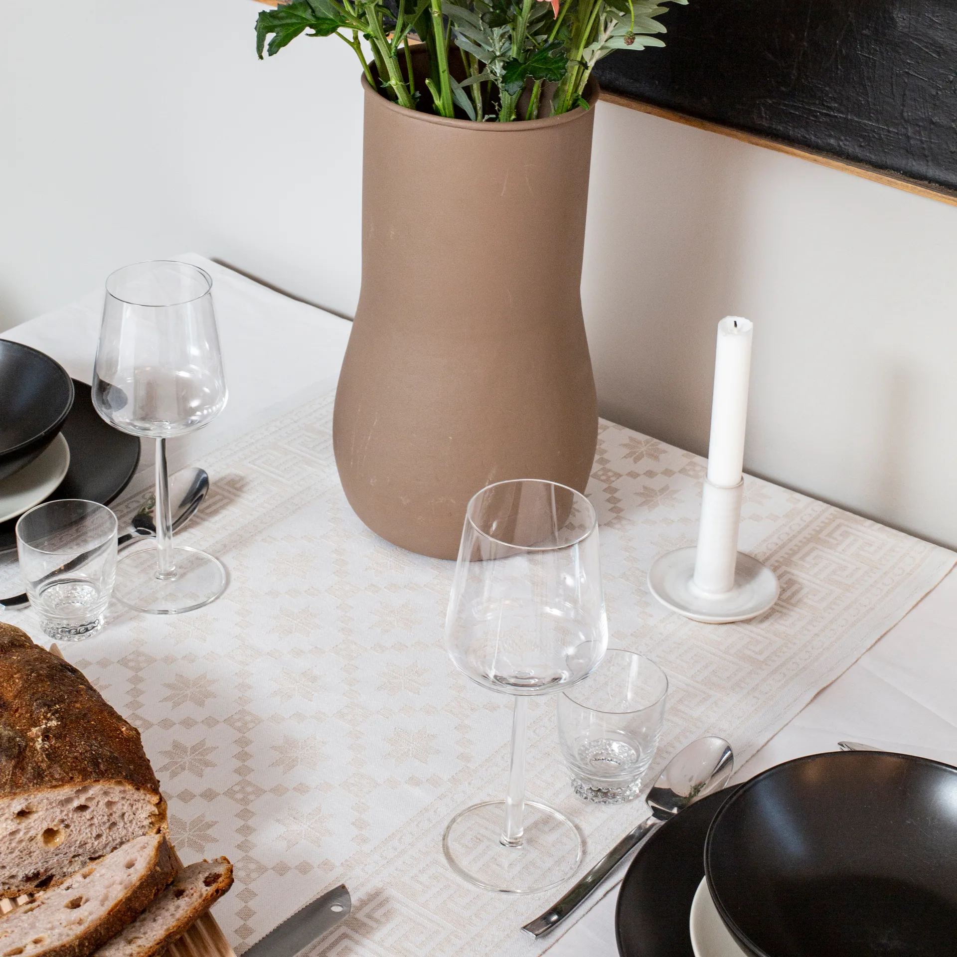 Åttebladrose στενόμακρο διακοσμητικό τραπεζομάντιλο 50x150 cm, Μπεζ Ekelund Linneväveri