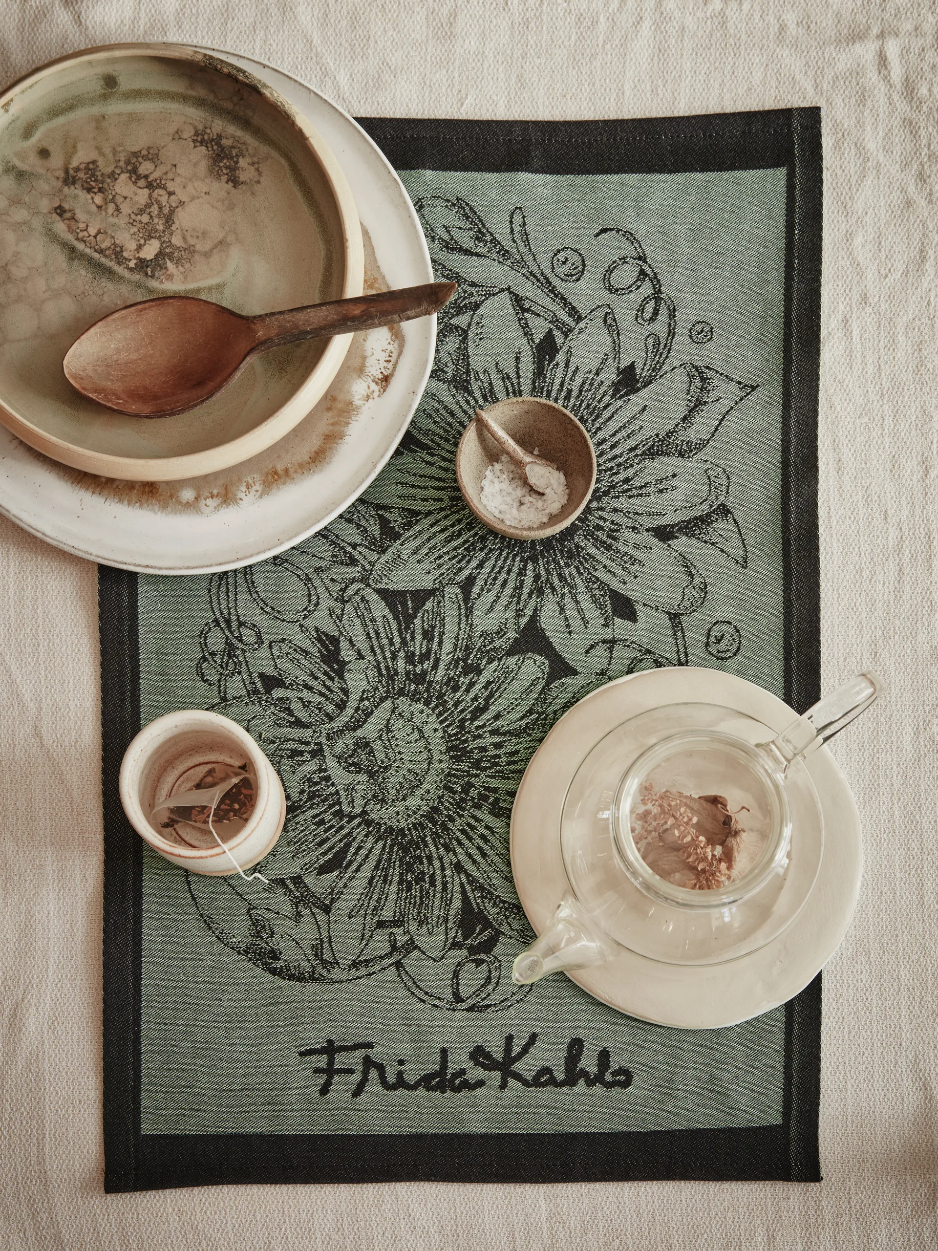 Frida Kahlo Mi Jardin πετσέτα κουζίνας 35x50 cm, Μαύρο Ekelund Linneväveri