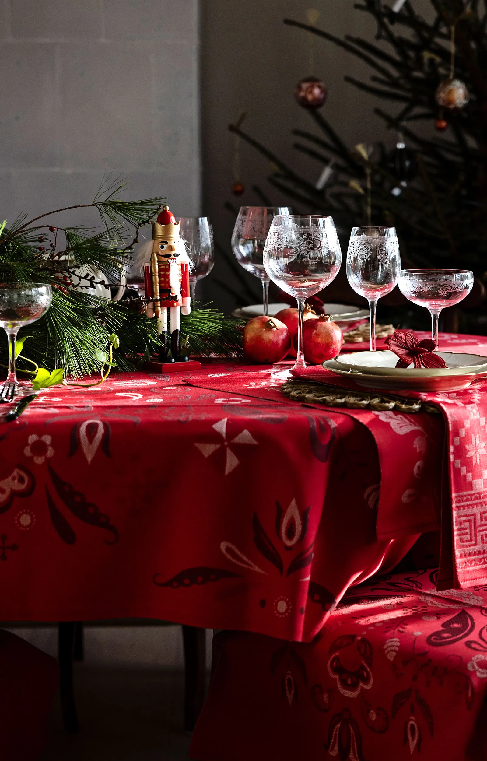 Τραπεζομάντιλο Torplyckan 145x250 εκ., Κόκκινο Ekelund Linneväveri