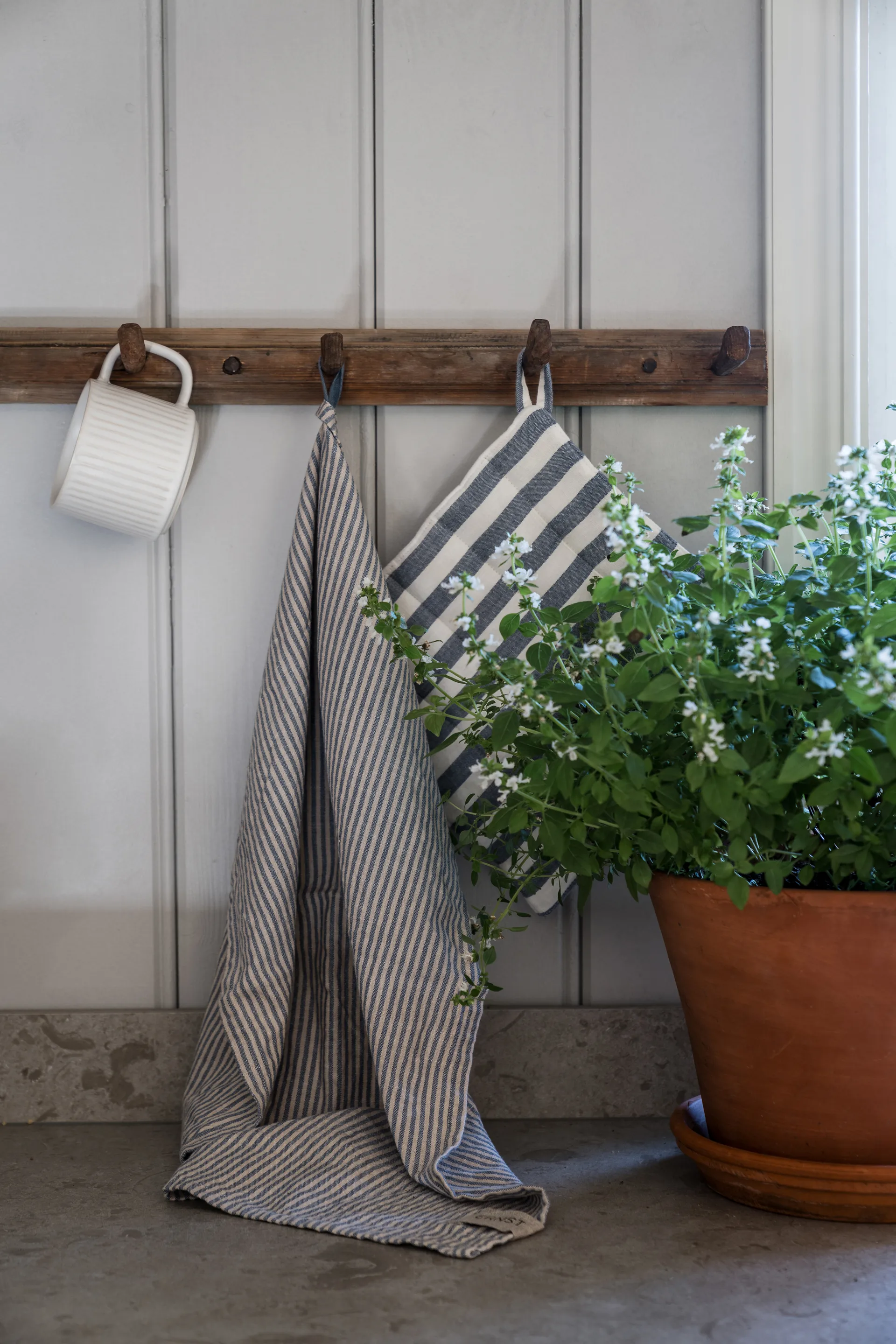 Πετσέτα κουζίνας Ernst λεπτές ρίγες 47x70 εκ., Μπλε-μπεζ ERNST