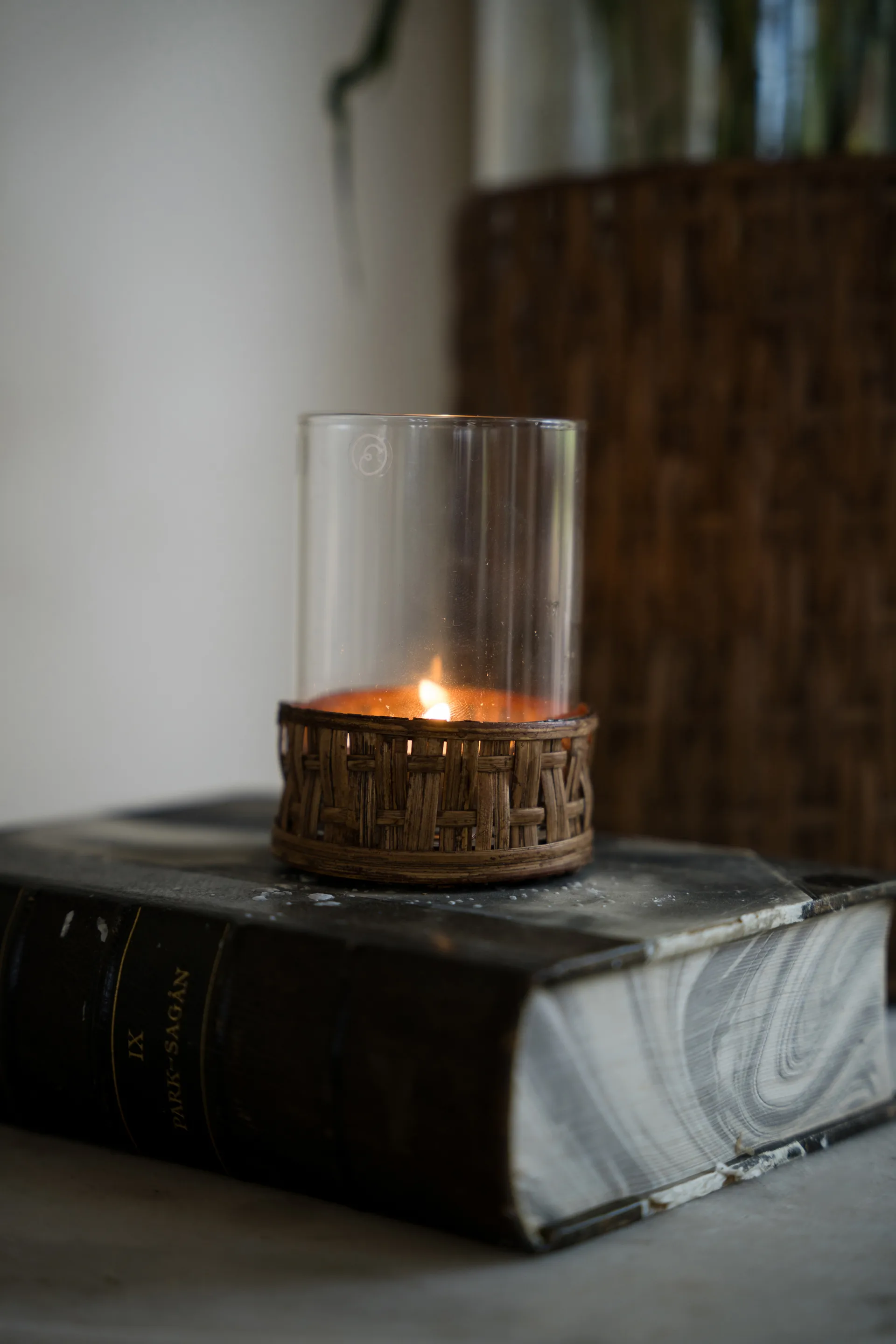 Ernst βάζο/φανάρι σε καλάθι, Σκούρο καφέ, Ø7x8,5 εκ. ERNST