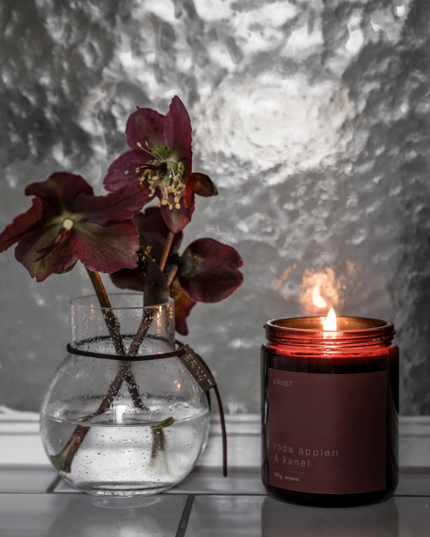 Ernst αρωματικό κερί μέσα σε ποτήρι με καπάκι Ø9 cm, Κόκκινο μήλο-κανέλα ERNST