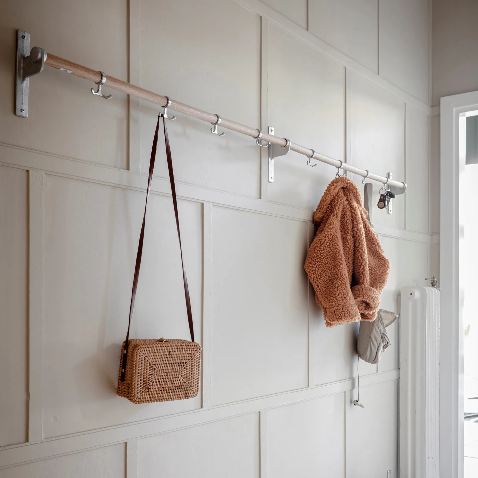 Nostalgi γάντζος 100 cm, δρυς, αλουμίνιο Essem Design