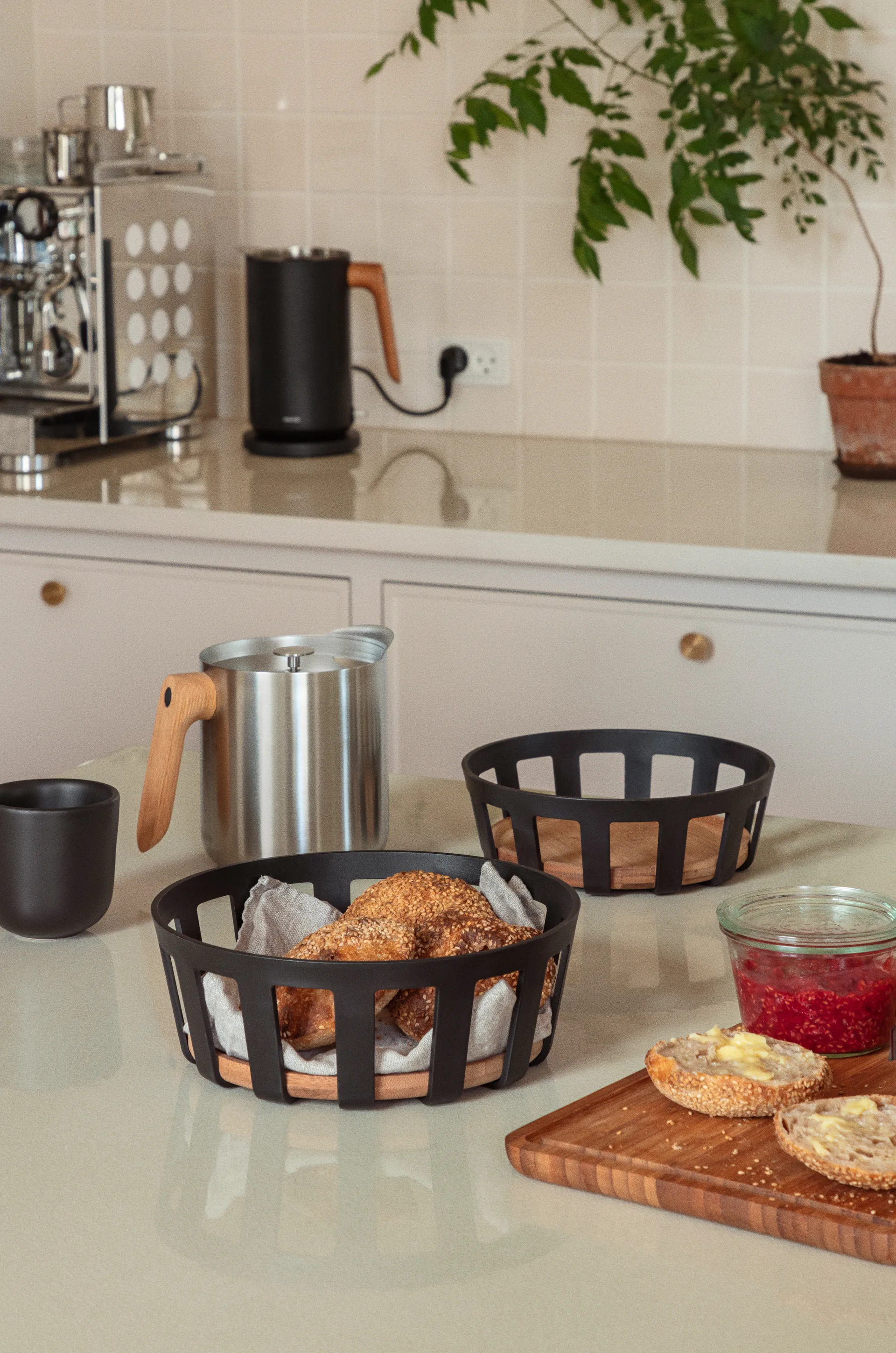 Nordic kitchen ψωμιέρα, Black, large, Ø24,5 εκ. Eva Solo