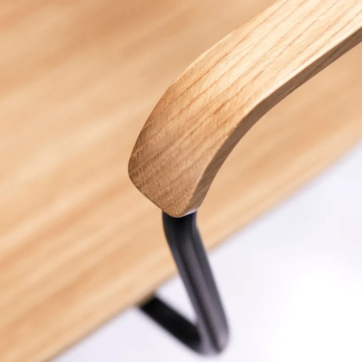 J183 Holmen κάθισμα με μπράτσα 4-pack, Oak veneer-black legs FDB Møbler