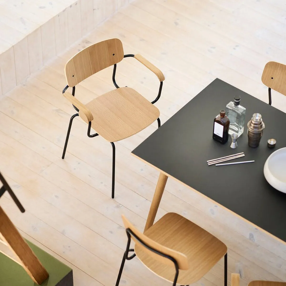 J183 Holmen κάθισμα με μπράτσα 4-pack, Oak veneer-black legs FDB Møbler