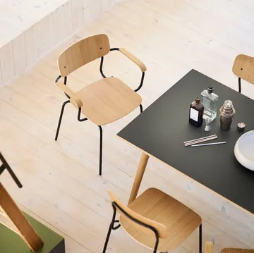 J183 Holmen κάθισμα με μπράτσα 4-pack - Oak veneer-black legs - FDB Møbler