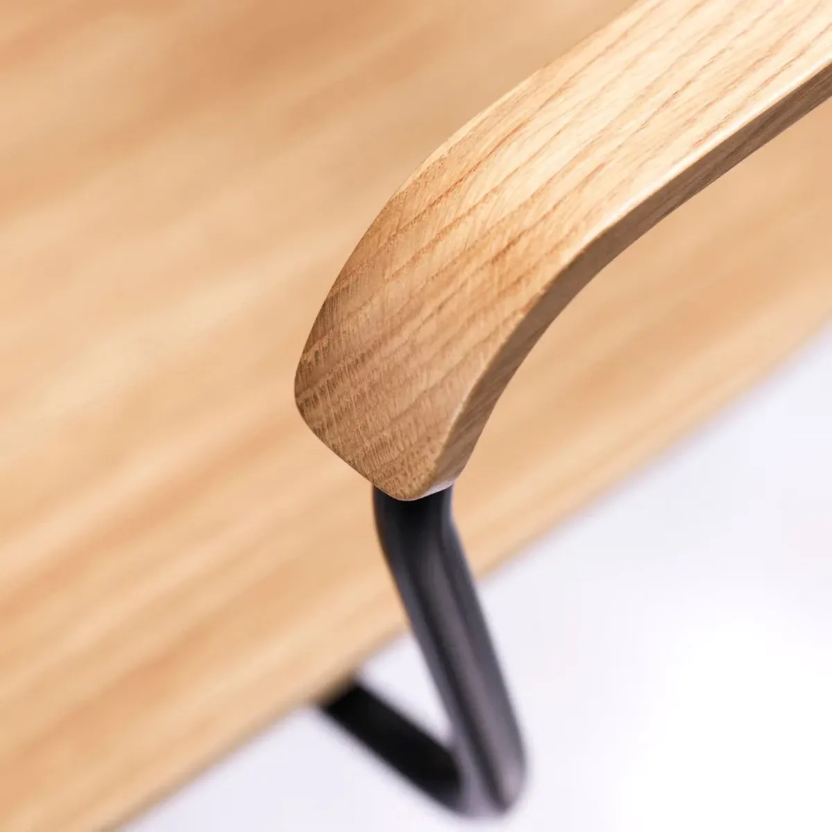 J183 Holmen πολυθρόνα με μπράτσα, Oak veneer-black legs FDB Møbler