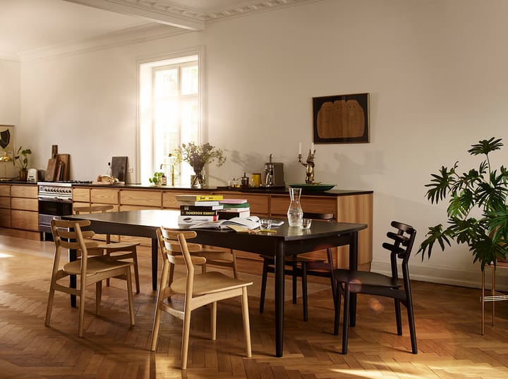 Καρέκλα J48, Oak nature lacquered-black leather FDB Møbler