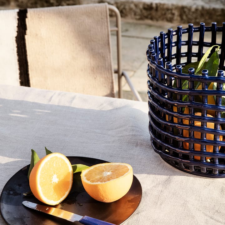 Κεραμικό πλεκτό καλάθι Ø23.5 cm, μπλε Ferm Living