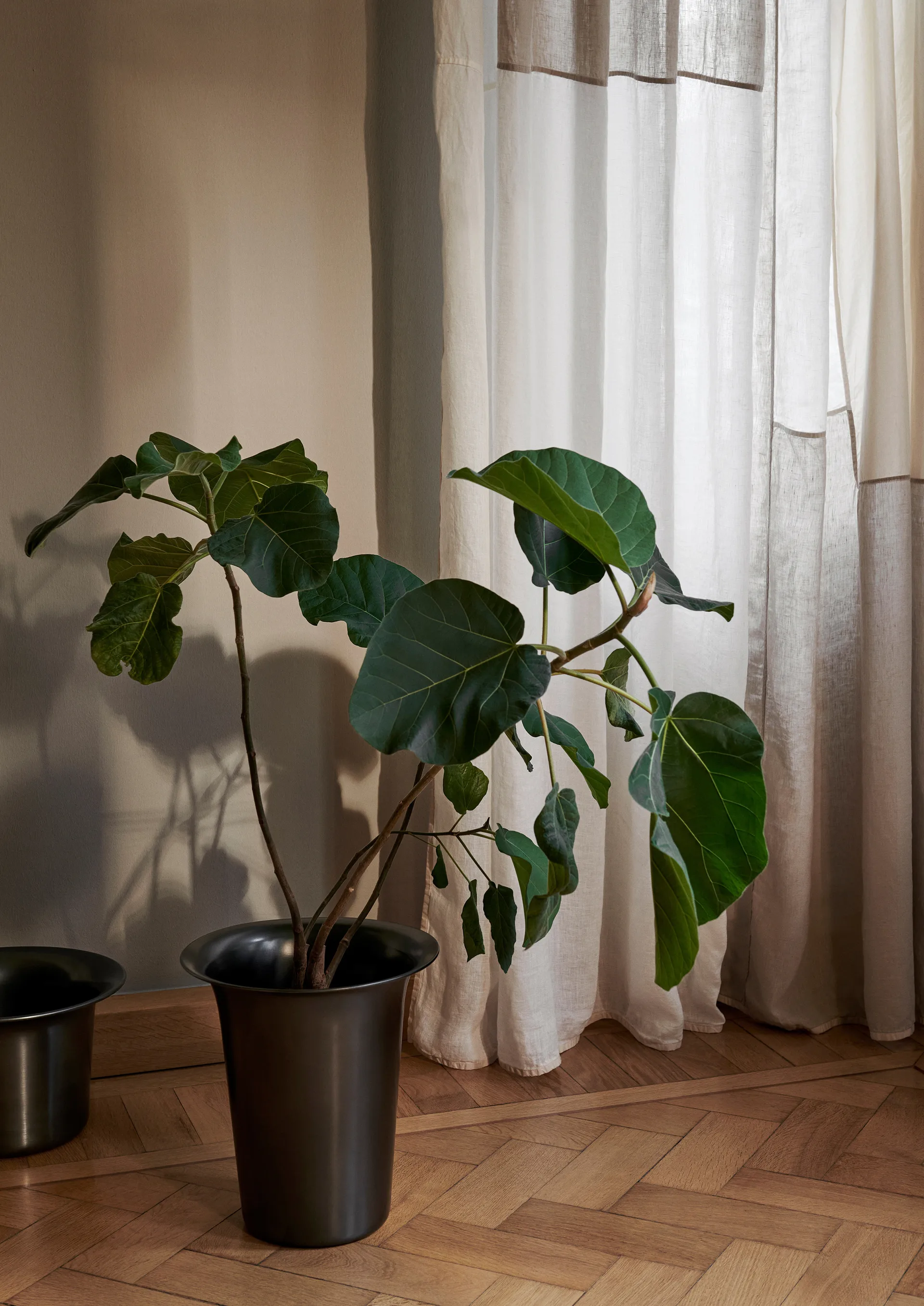 Καλάθι από αλουμίνιο, ύψους 35 εκατοστών και διαμέτρου 35 εκατοστών., Blackened Aluminium Ferm Living