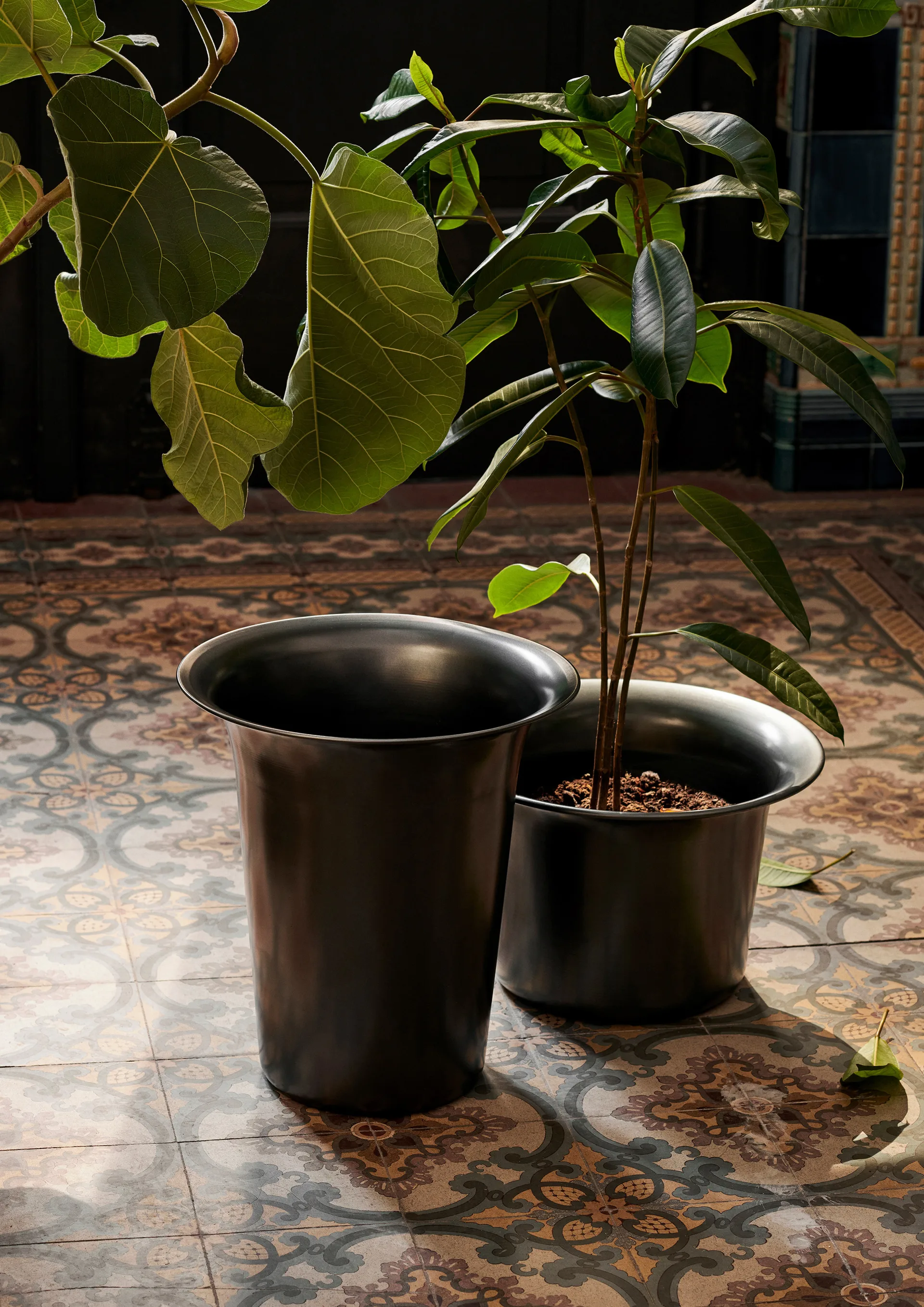 Καλάθι από αλουμίνιο, ύψους 35 εκατοστών και διαμέτρου 35 εκατοστών., Blackened Aluminium Ferm Living