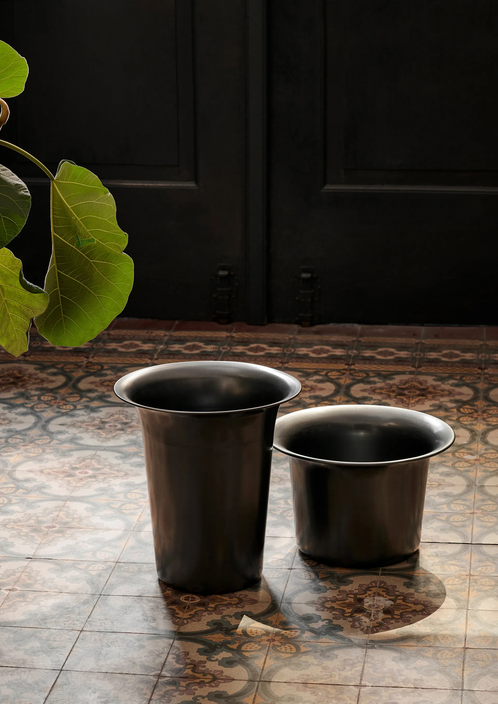 Καλάθι από αλουμίνιο, ύψους 35 εκατοστών και διαμέτρου 35 εκατοστών., Blackened Aluminium Ferm Living