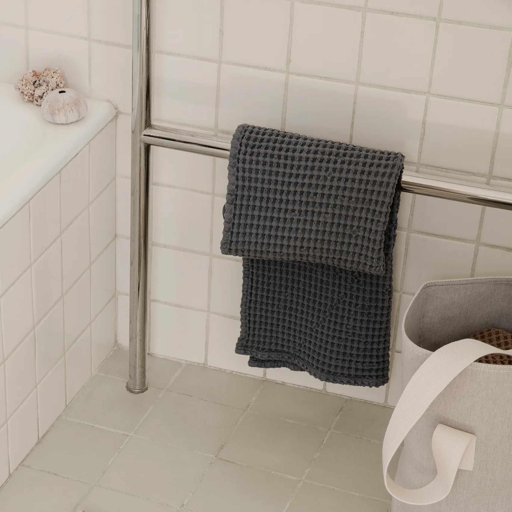 Πετσέτα από οικολογικό βαμβάκι γκρι, 50x100 cm Ferm Living