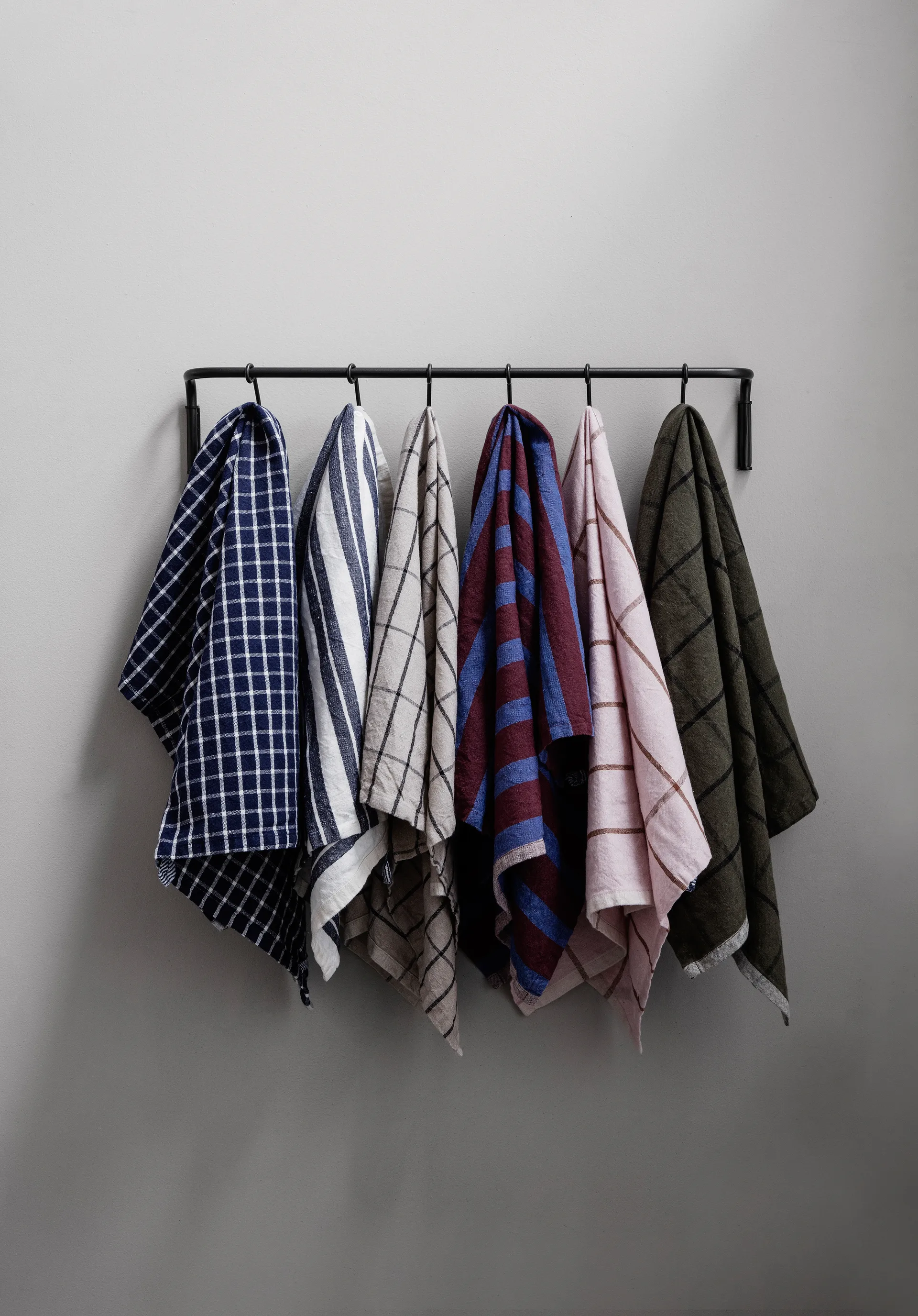 Μπάρα κουζίνας με 6 γάντζους, Μαύρος ορείχαλκος Ferm Living