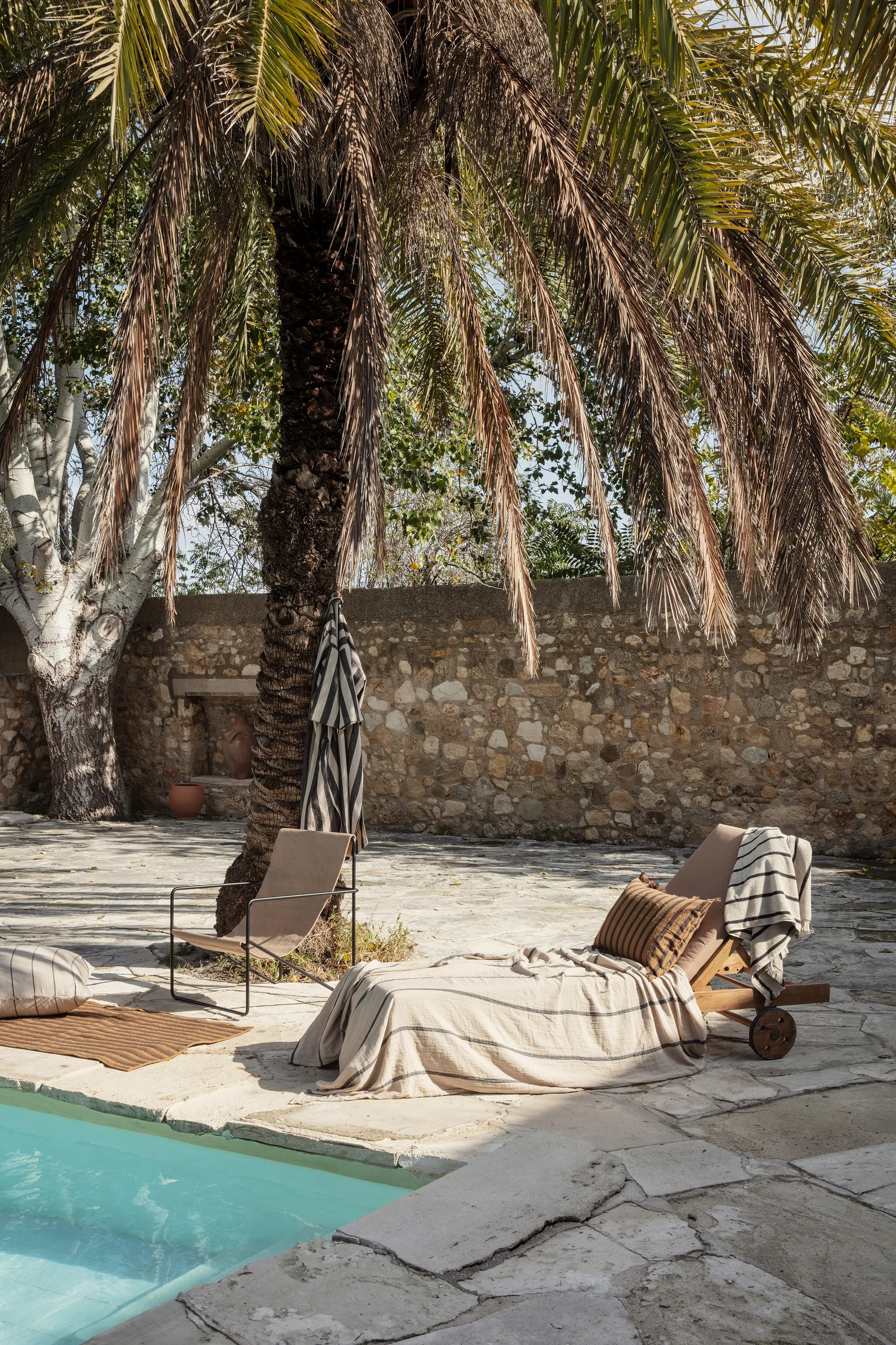 Alee πετσέτα 70x140 cm, Άμμος-μαύρο Ferm Living