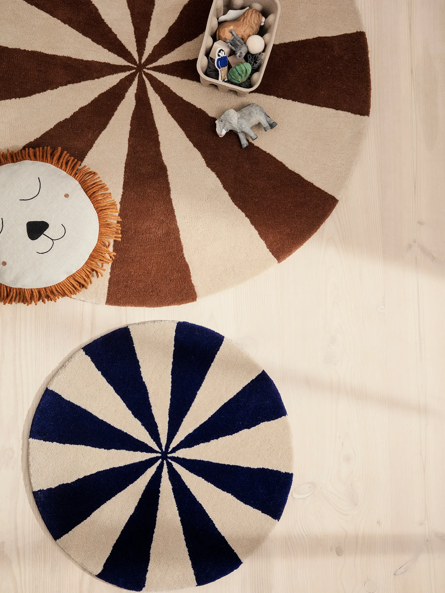 Arch χαλί με φούντες Ø70 cm, Φωτεινό μπλε-υπόλευκο Ferm Living