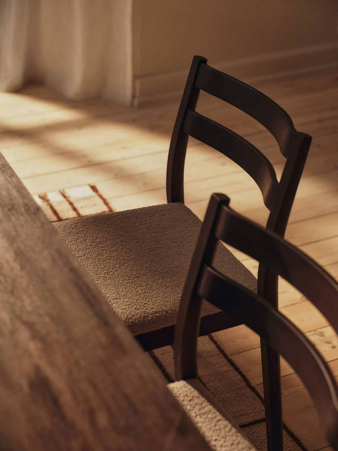 Boda καρέκλα, Επενδεδυμένο κάθισμα soft bouclé, σκουρόχρωμη βαμμένη οξιά-natural Ferm Living