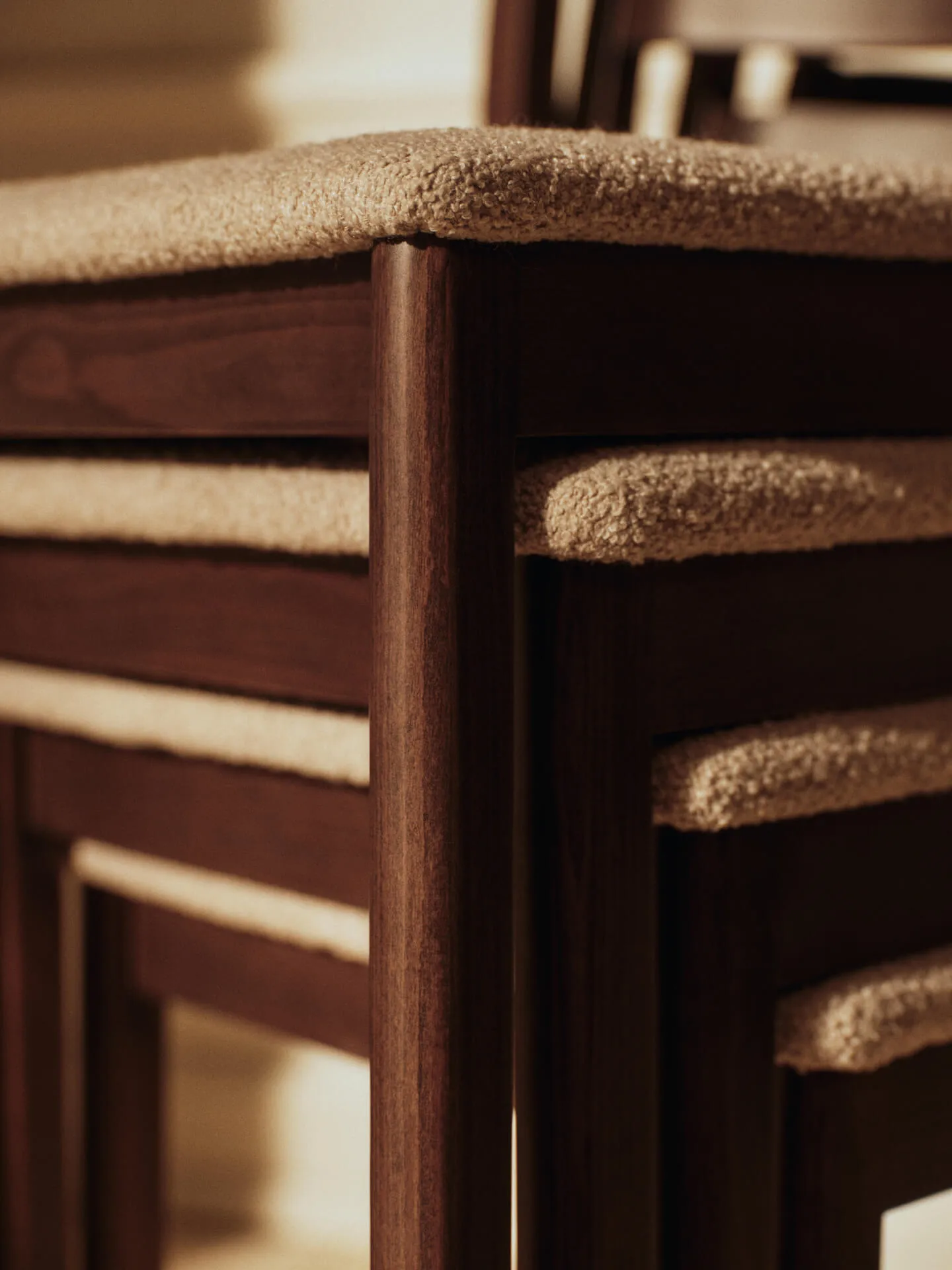 Boda καρέκλα, Επενδεδυμένο κάθισμα soft bouclé, σκουρόχρωμη βαμμένη οξιά-natural Ferm Living