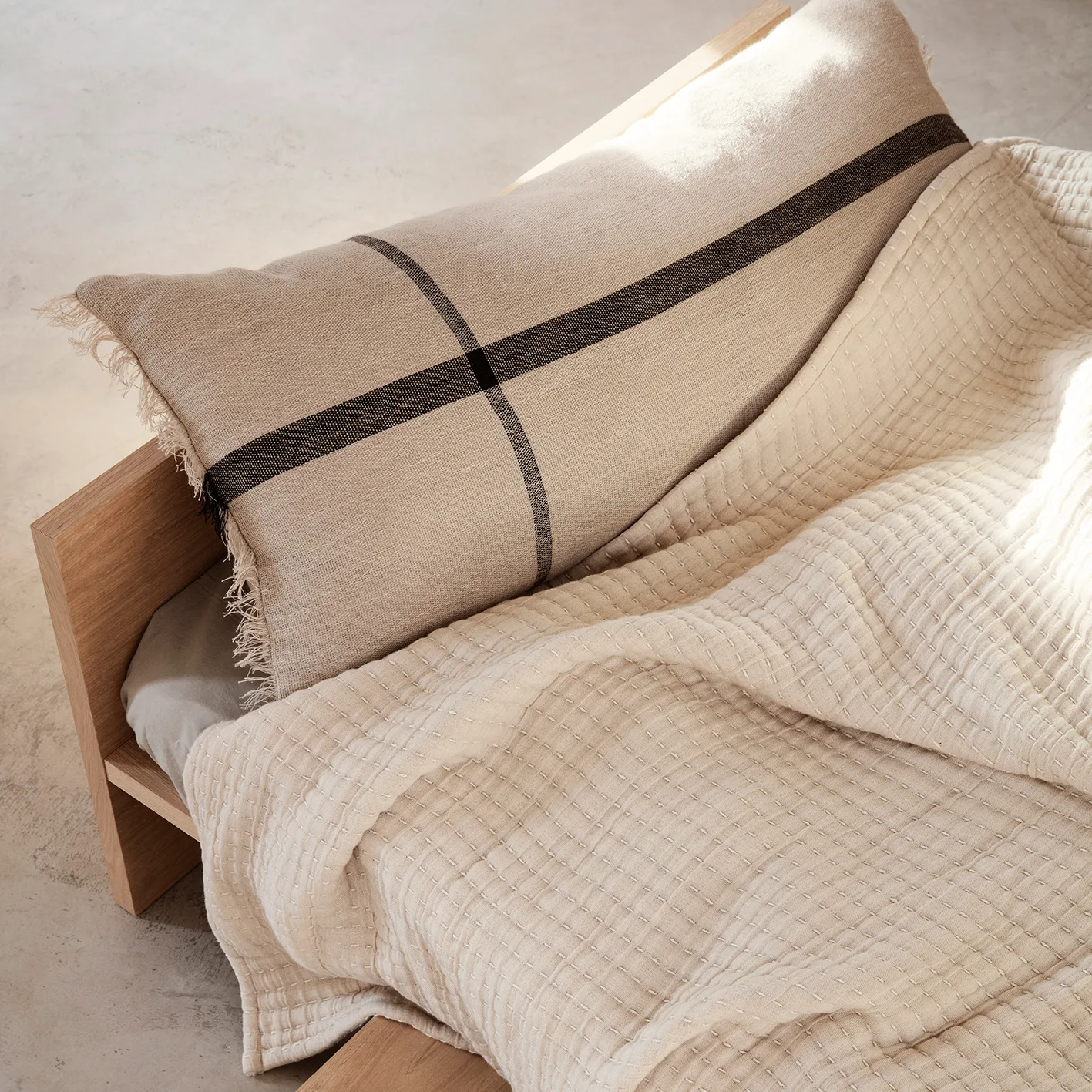 Calm μαξιλάρι camel-black, 38x88 cm Ferm Living