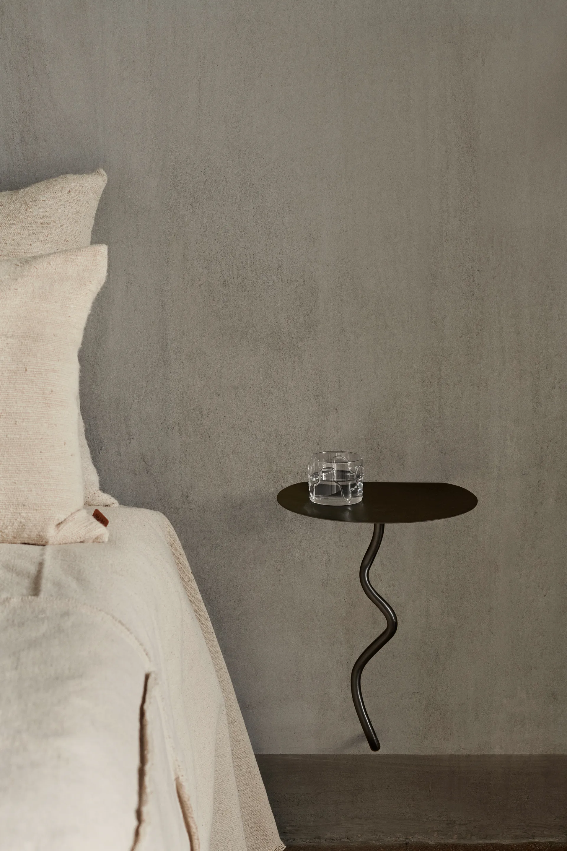 Τραπέζι τοίχου Curvature, Black Brass Ferm Living