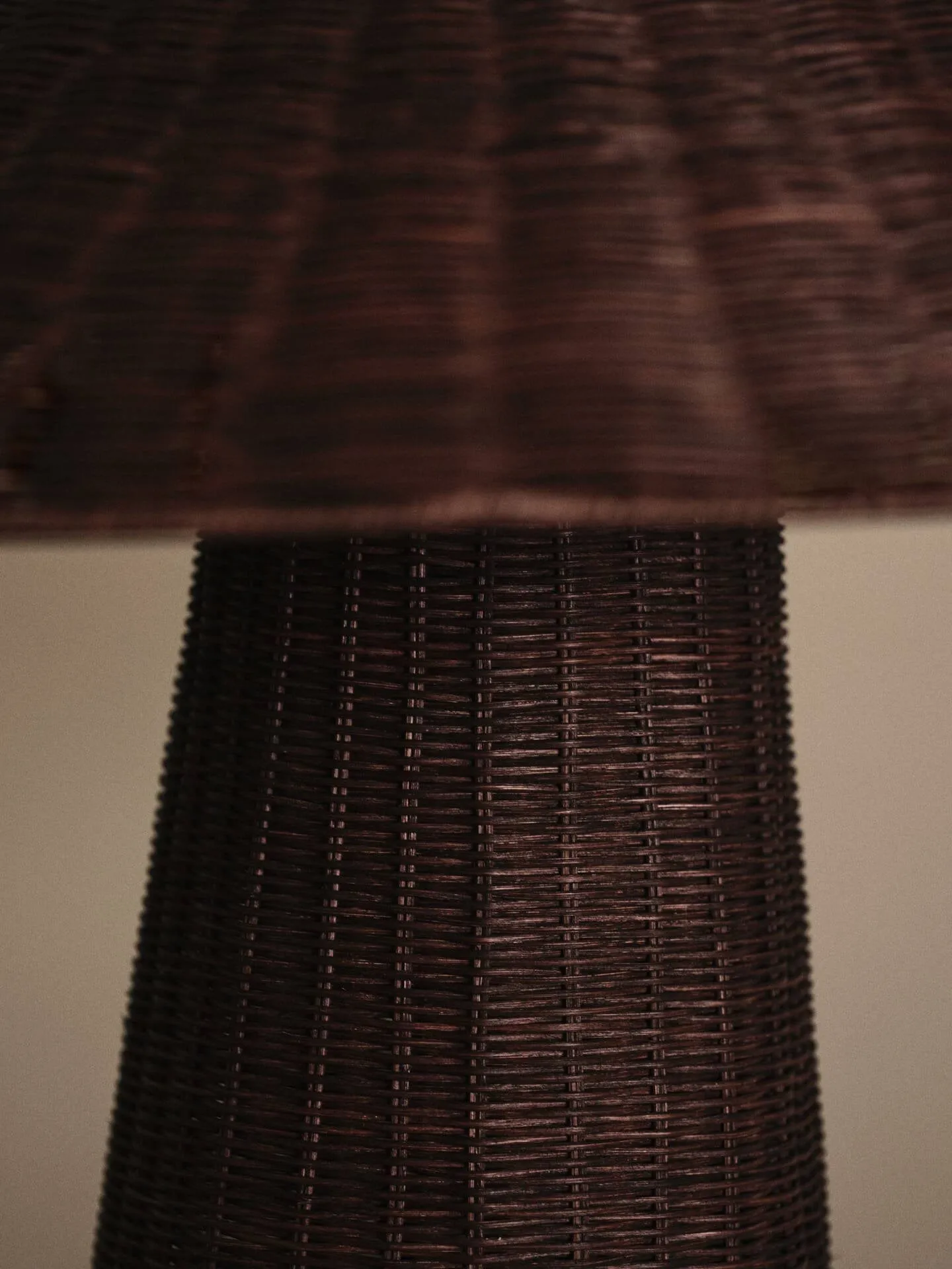 Eddy επιτοίχιο κηροπήγιο, Dark brown Ferm Living