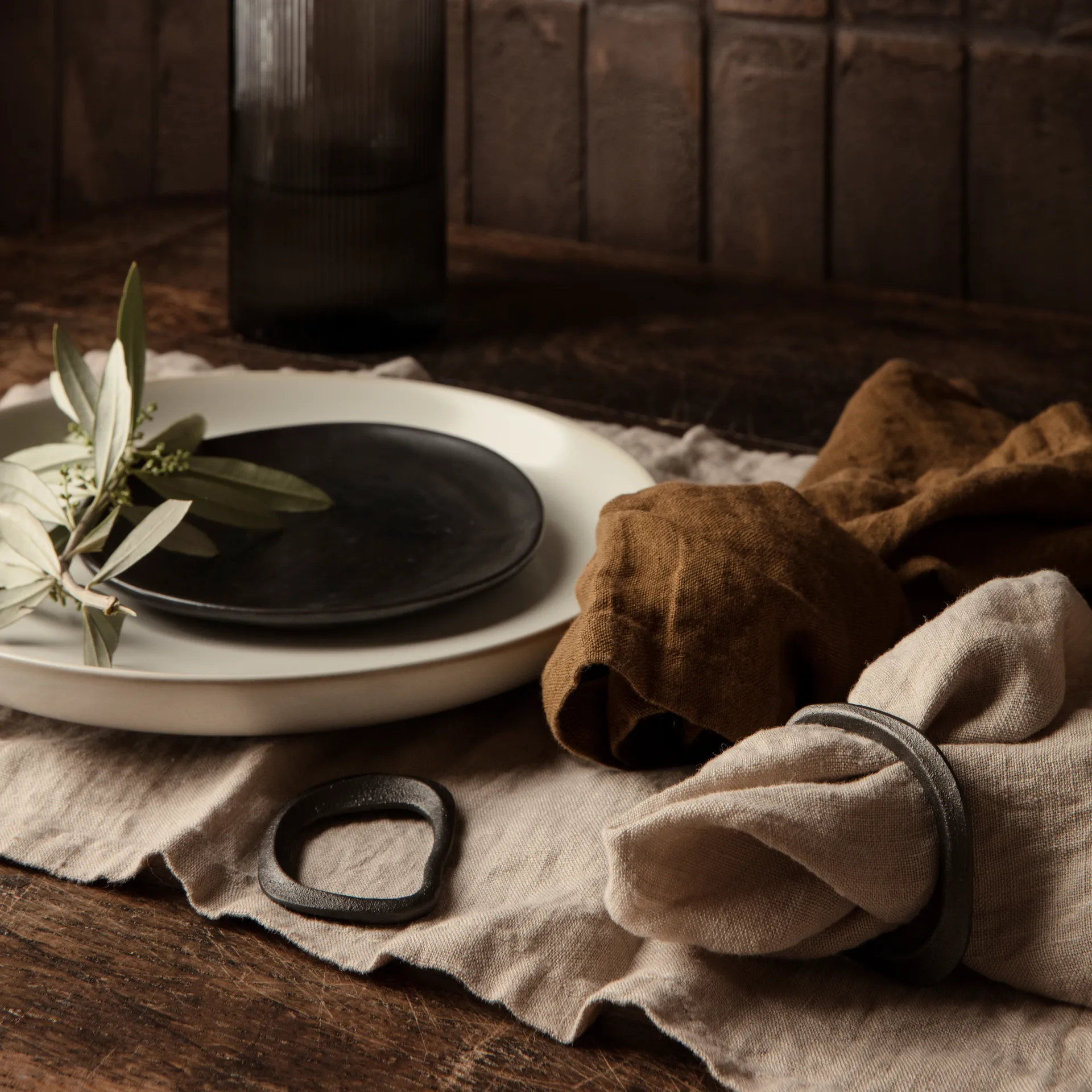 Δαχτυλίδι χαρτοπετσέτας Flow 4 τεμαχίων, black brass Ferm Living