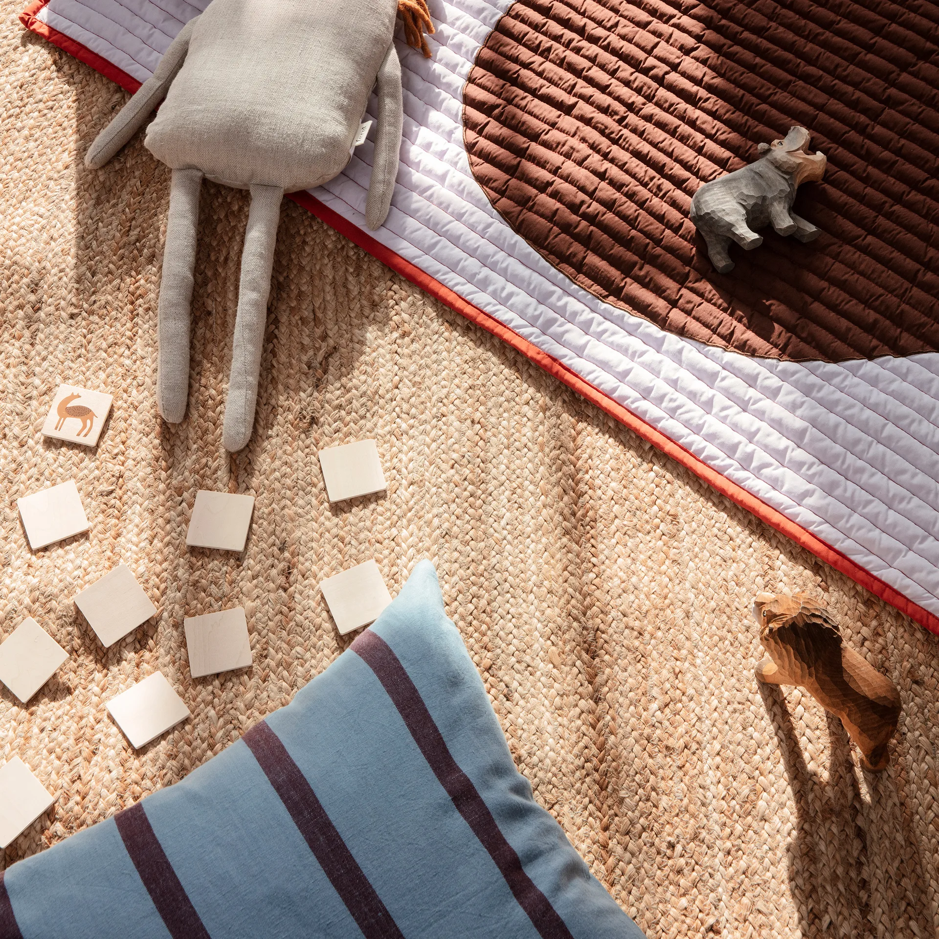 Grand μαξιλάρι 50x50 cm, Ξεθωριασμένο μπλε-ανοιχτό μπορντό Ferm Living