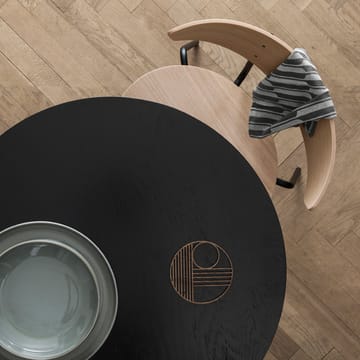 Σκαμπό Herman - Καρυδιά, μαύρο ατσάλινο σταντ - Ferm Living