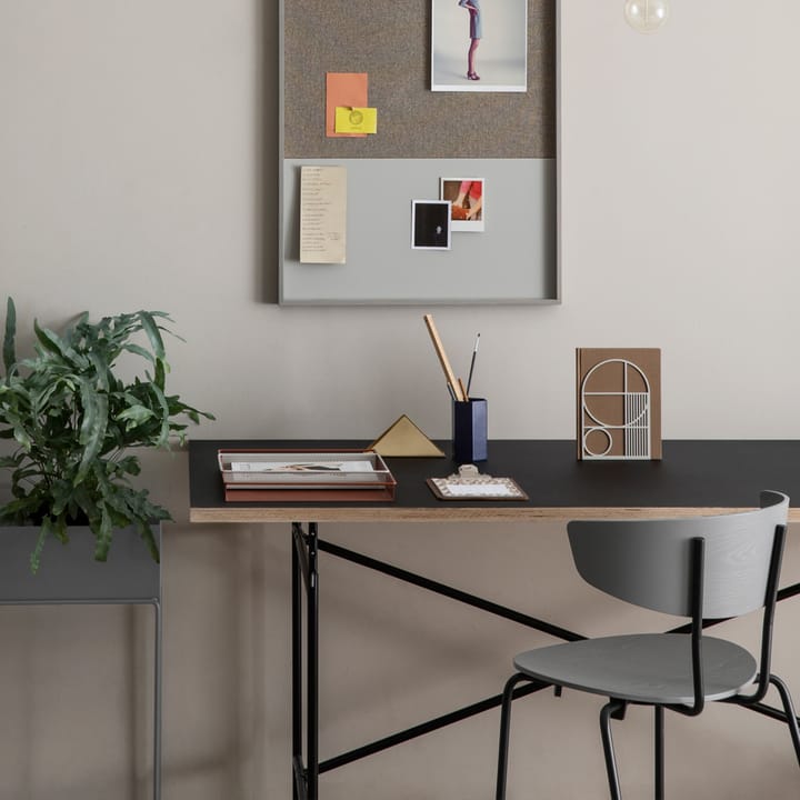 Σκαμπό Herman, Καρυδιά, μαύρο ατσάλινο σταντ Ferm Living