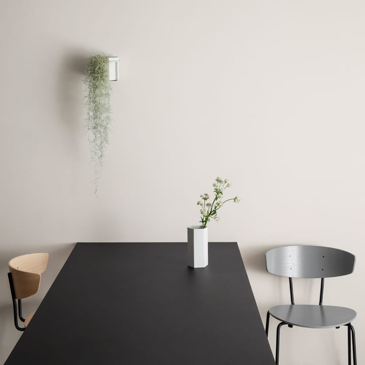 Σκαμπό Herman, Καρυδιά, μαύρο ατσάλινο σταντ Ferm Living