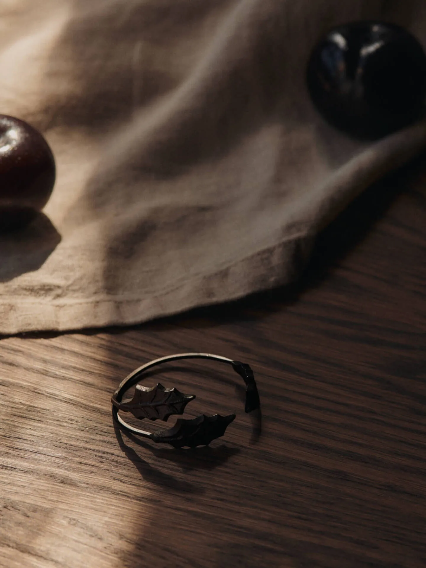 Δαχτυλίδι πετσέτας Holly leaf Ø5,3 cm 4-pack, Black Brass Ferm Living