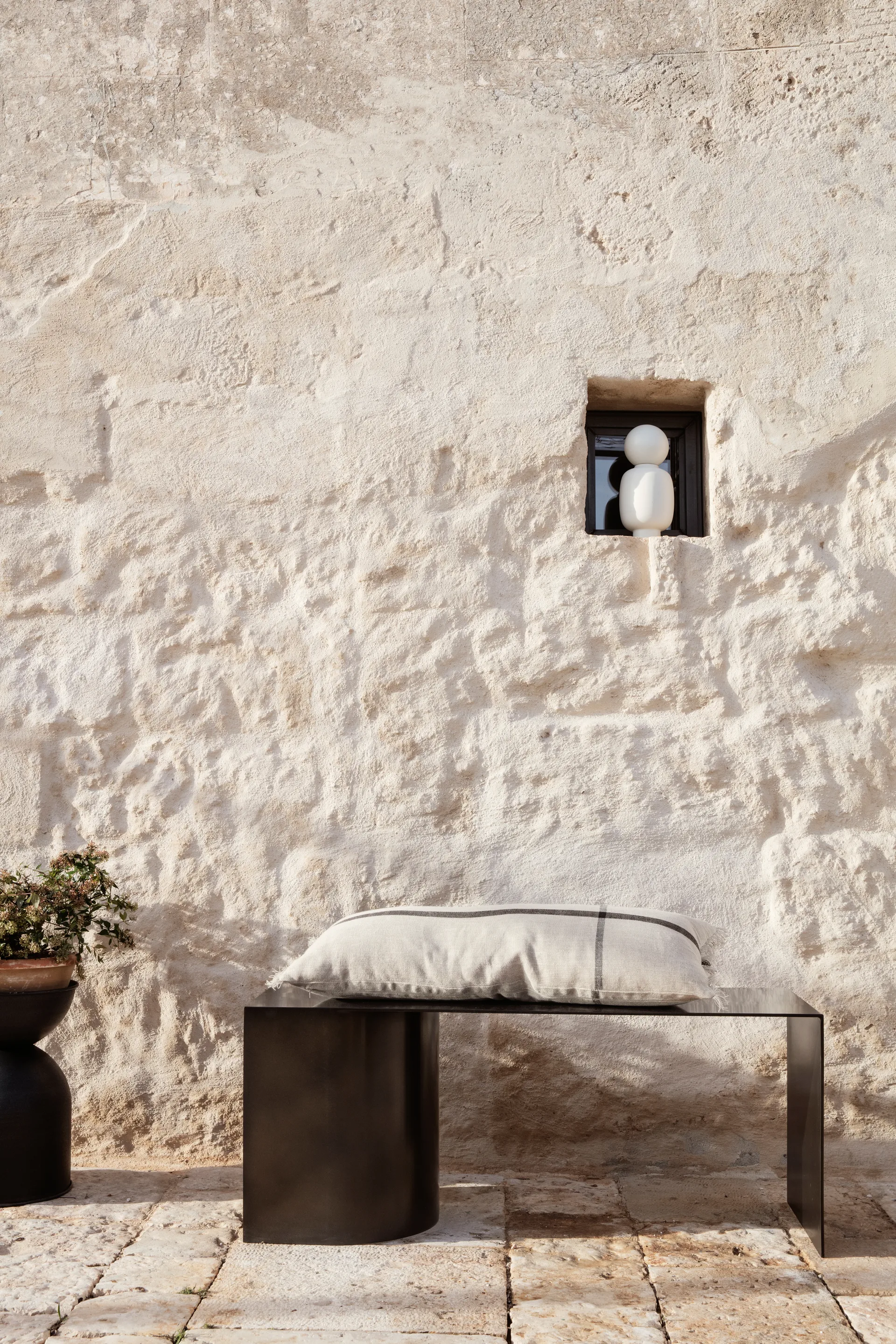 Hourglass γλάστρα μικρή Ø30 cm, Μαύρο-σκούρο γκρι Ferm Living