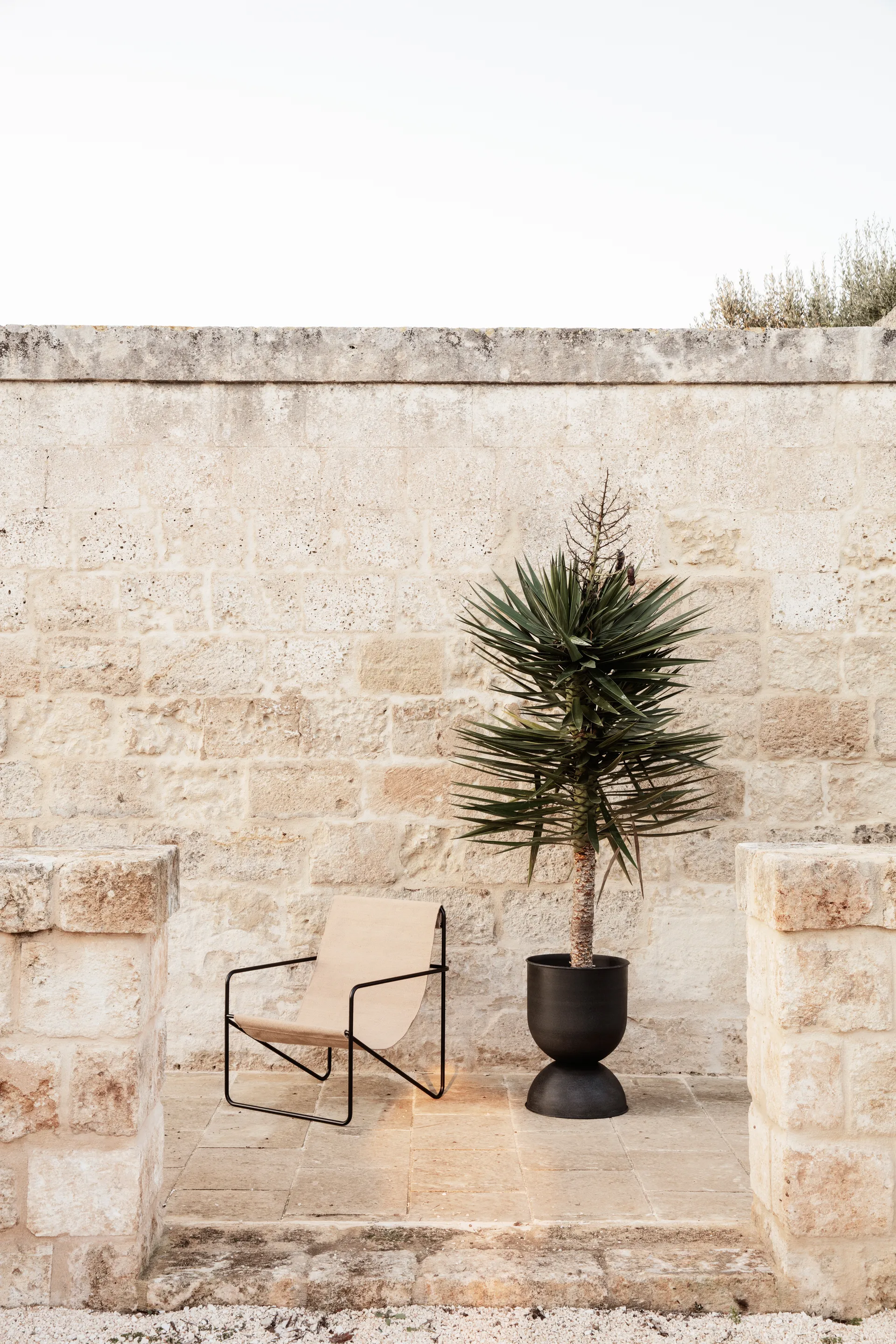 Hourglass γλάστρα μεσαία Ø40 cm, Μαύρο-σκούρο γκρι Ferm Living