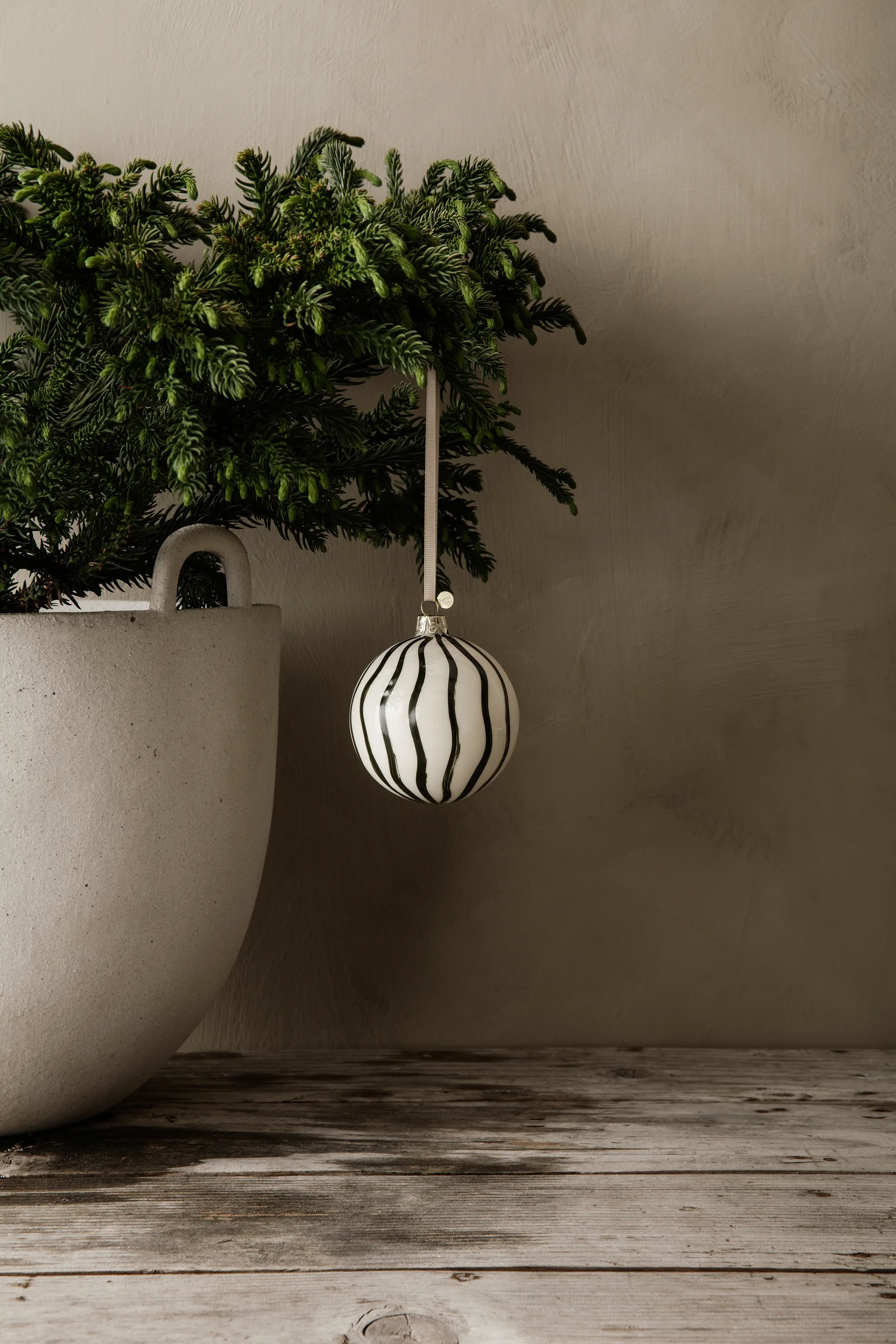 Σετ με Χριστουγεννιάτικες μπάλες Lines Ø8 cm 4 τεμαχίων, Πράσινο Ferm Living