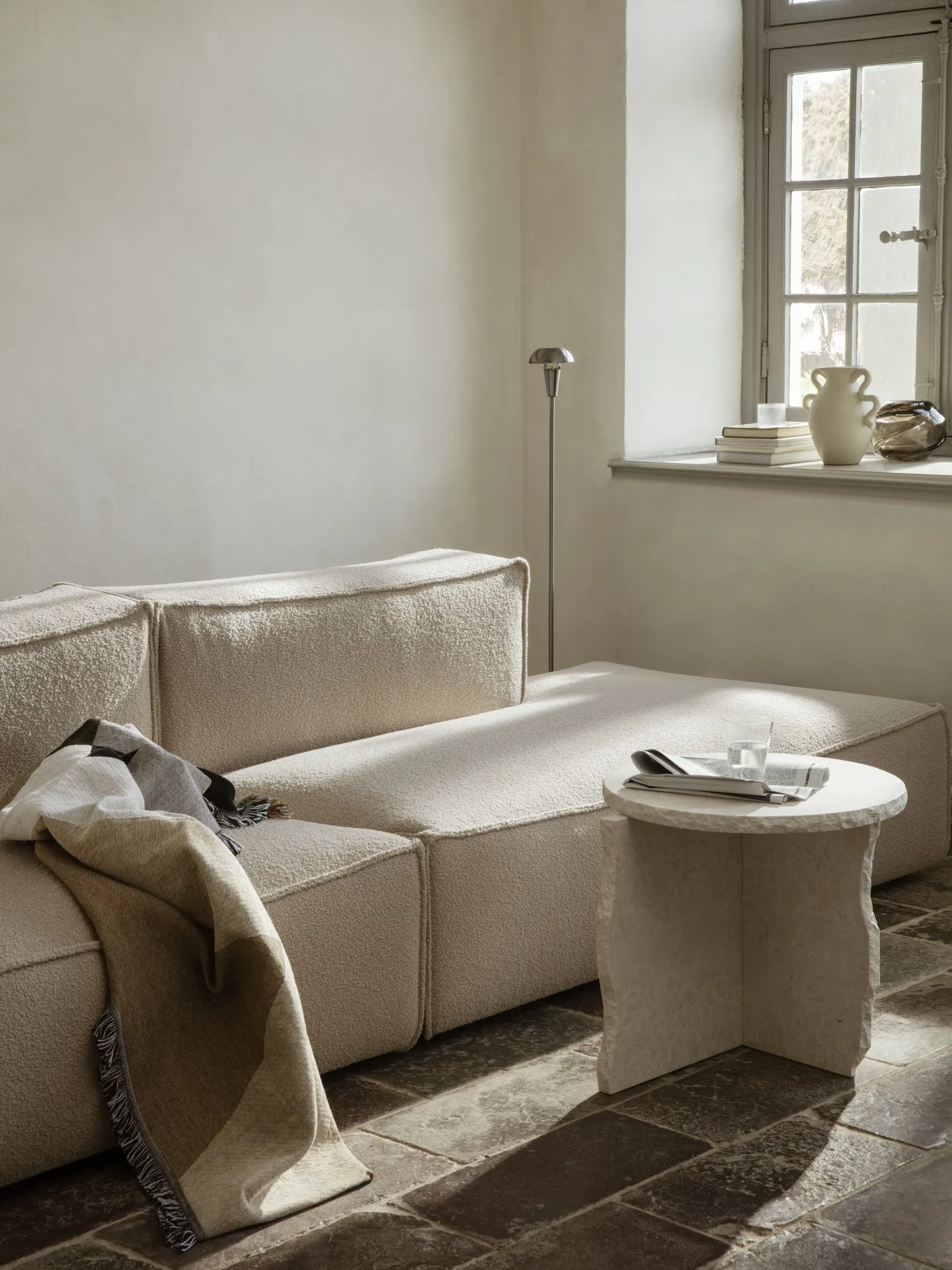 Mineral σκαλιστό τραπέζι 52cm, Bianco Curia Ferm Living