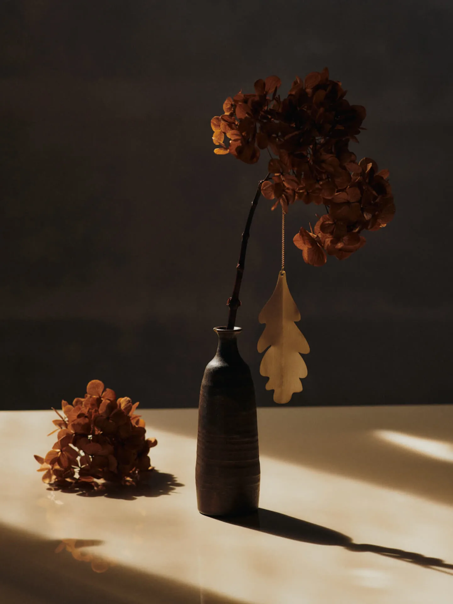 Oak leaf διακοσμητικά κρεμαστά 13,5 εκ. (σετ 4 τεμαχίων), Brass Ferm Living