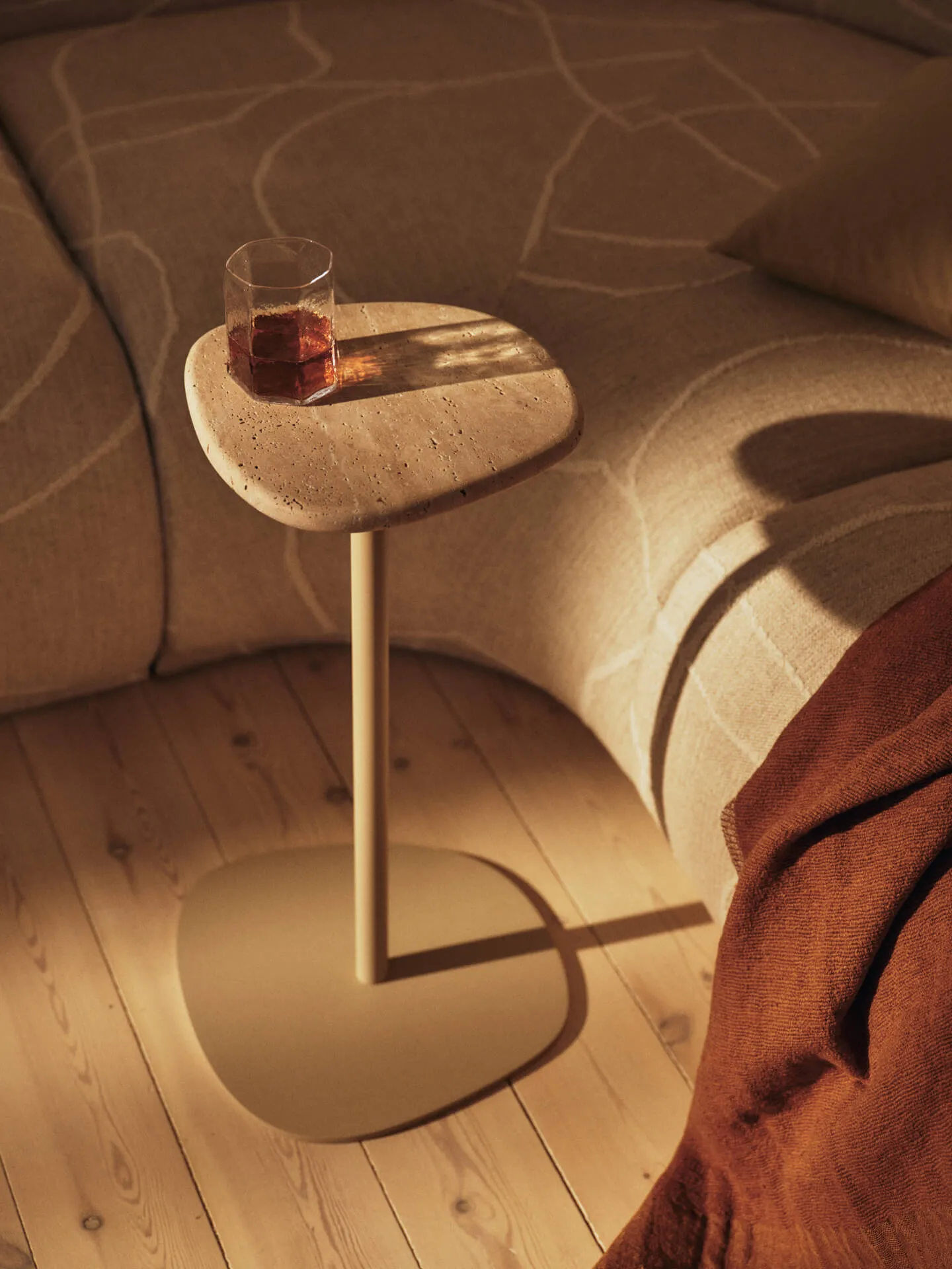 Plyo πλαϊνό τραπέζι, Light cashmere Ferm Living