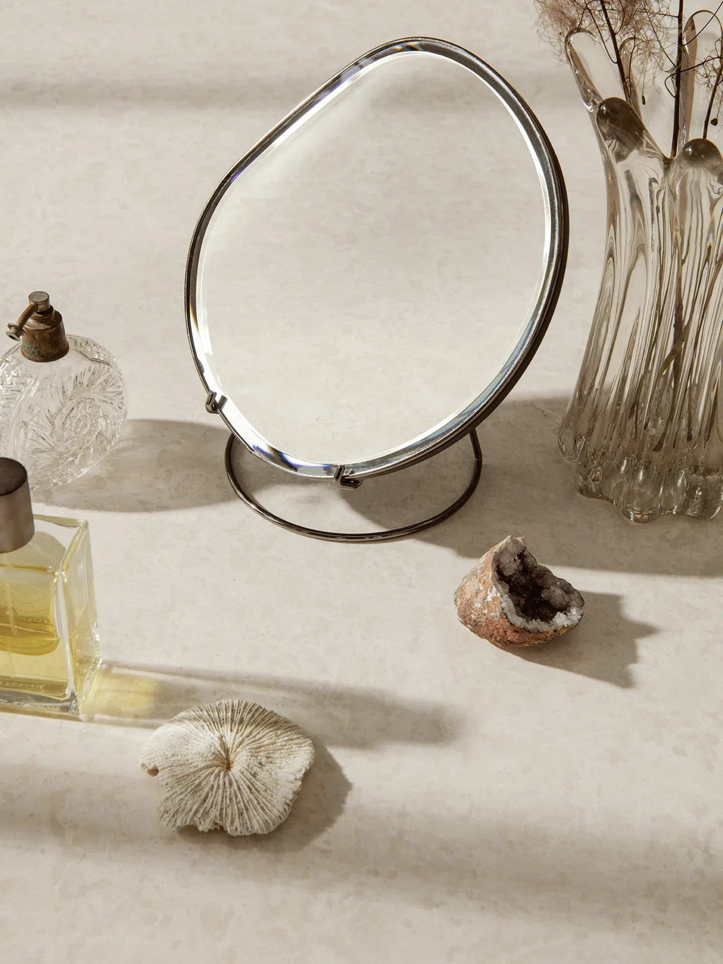 Pond επιτραπέζιος καθρέφτης, Σκούρο Ferm Living