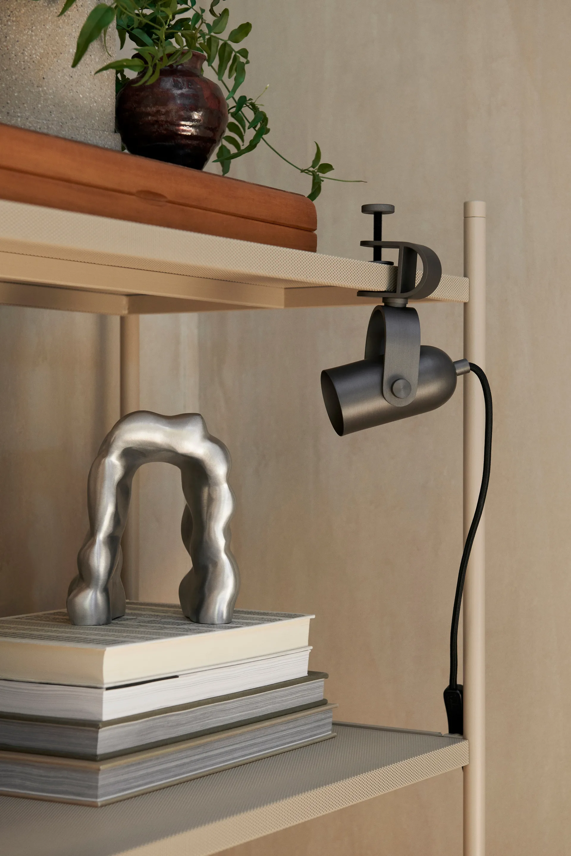 Ruuvi clamp λάμπα Ø6x16 εκ, Blackened iron Ferm Living