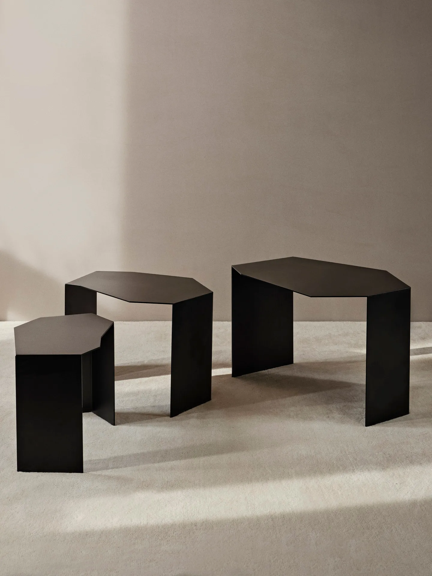 Τραπέζι Shard cluster συσκευασία 3 τεμαχίων, Black Ferm Living