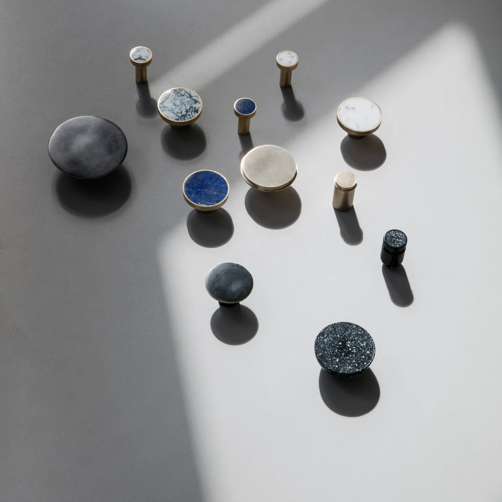 Stone μεγάλο άγκιστρο, λευκό μάρμαρο-ορείχαλκος Ferm Living